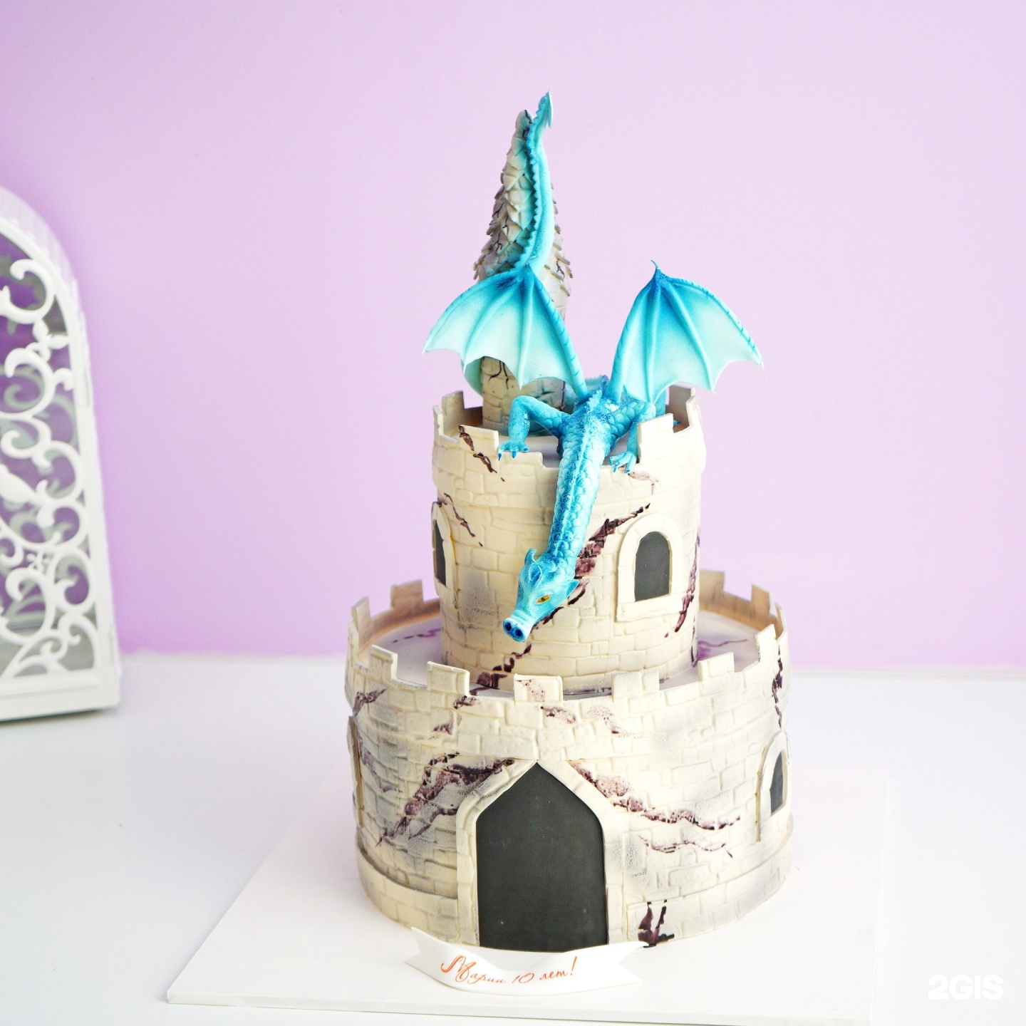 Торт замок с драконом