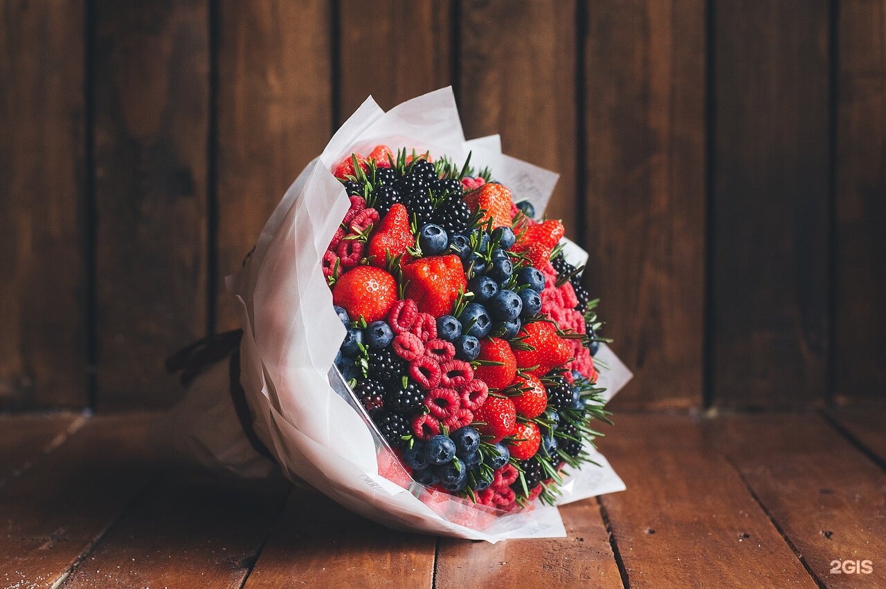 Букет с ягодами и цветами