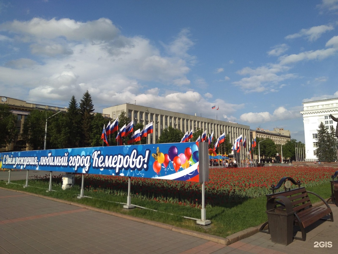Сцена на площади советов в Кемерово