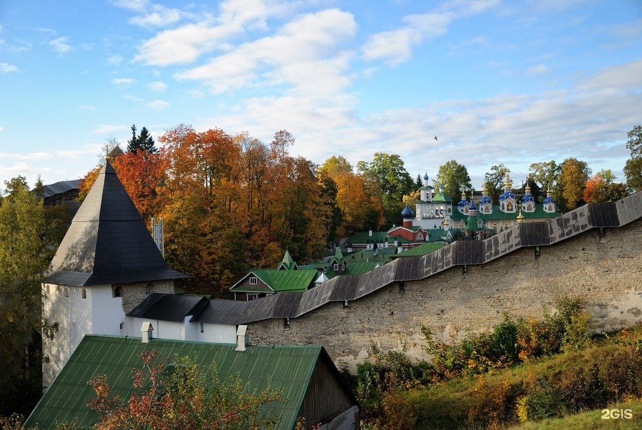 Псково-Печерский монастырь осень