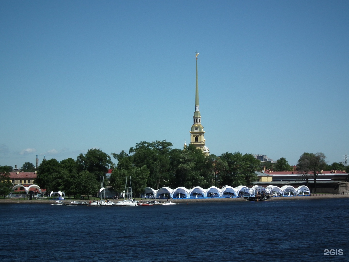 Фирмы питера. Шатер у Петропавловской крепости. Пляж Петропавловской крепости шатер. Шатер у Петропавловки Петропавловской крепости. Санкт Петербург река небо.