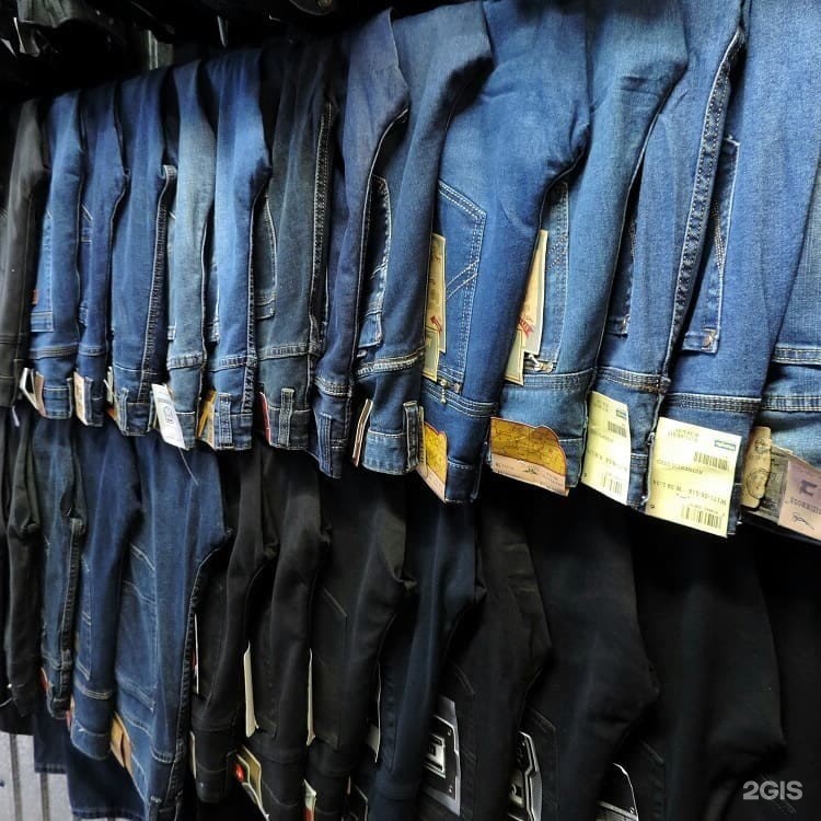 Магазин женских джинсов в москве. Джинсы с рынка. Джинсы в магазине. Садовод рынок джинсы. Магазин джинсов.