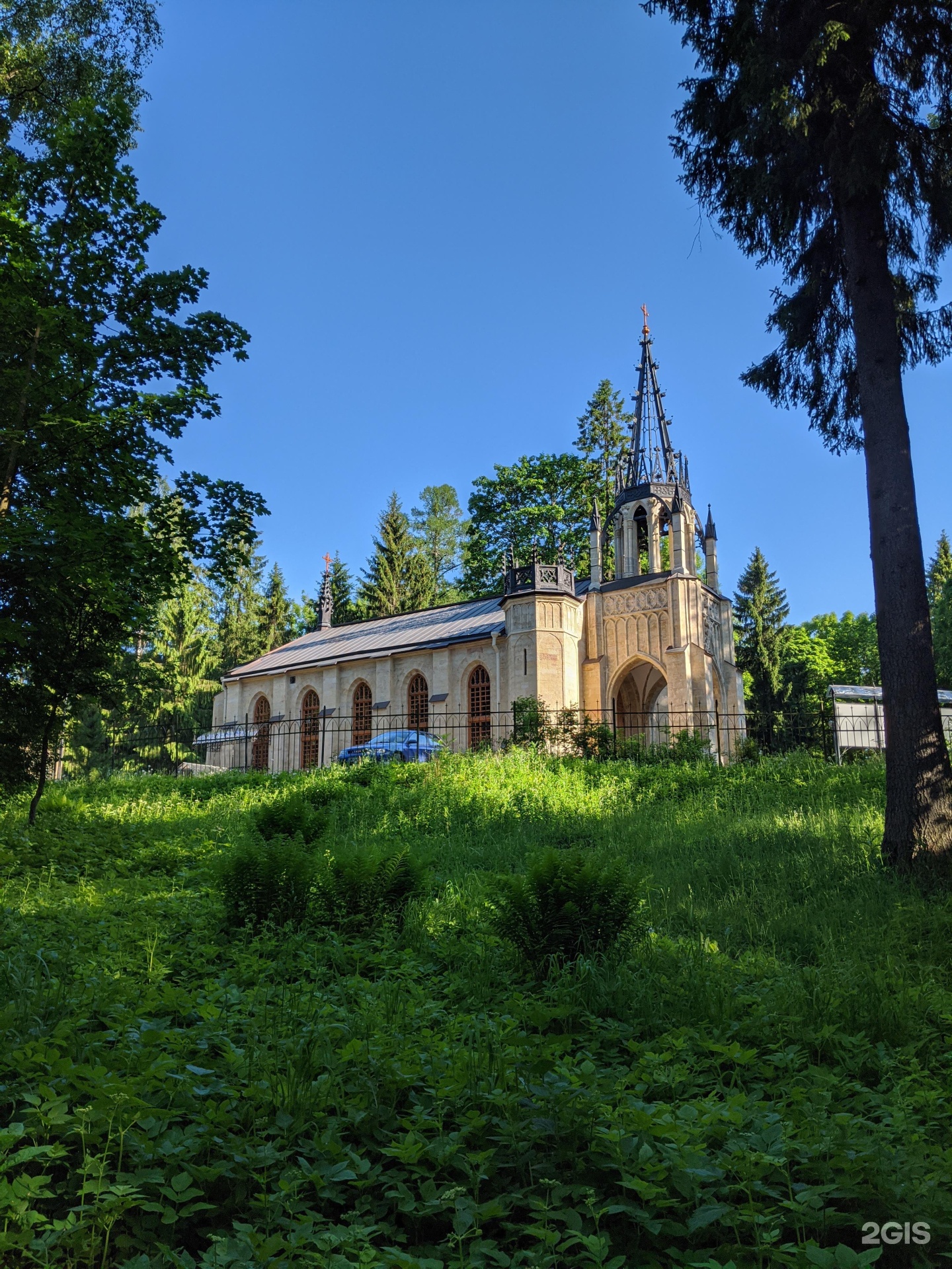 Церковь в парголово. Парголово Ленинградская область. Церковь Петра и Павла в Шуваловском парке. Церковь Петра и Павла Парголово купол. Парголово достопримечательности.