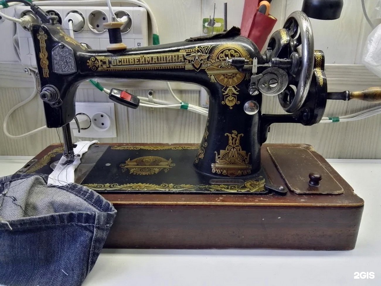Сломалась швейная машинка. Швейная машинка Goschveimachina. Мастер по швейным машинкам. Швейная машина вблизи.