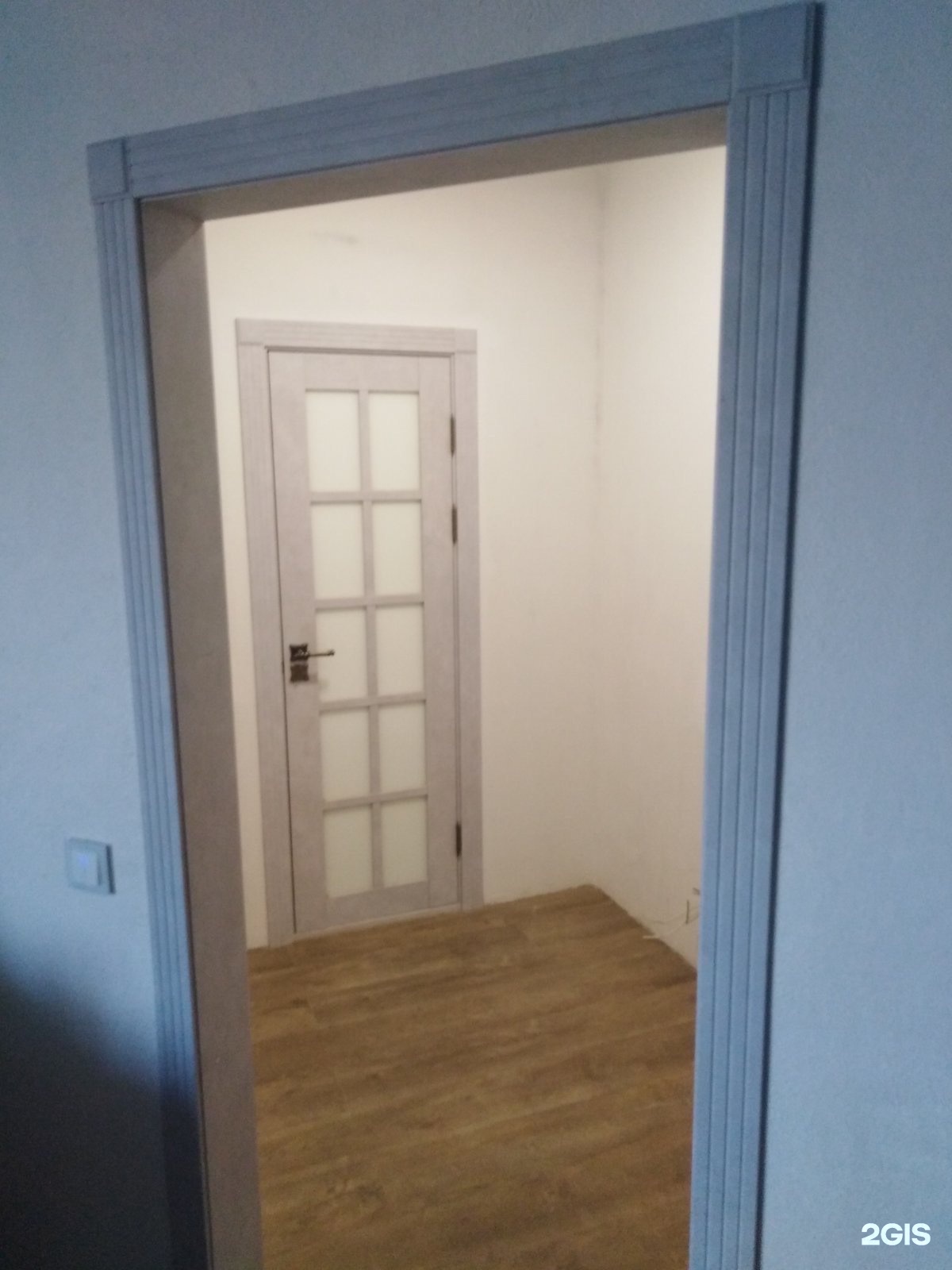 гигант двери. выставка межкомнатных дверей. установленная межкомнатная дверь. установка межкомнатных дверей в тюмени. двери цвета сосна скания дизайн ручки.