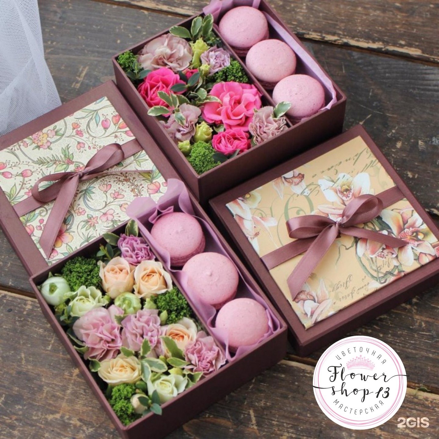 Подарочный бокс своими руками. Коробочка с цветами. Подарочная коробка с цветами и сладостями. Красивые подарочные коробки. Коробочки с цветами и сладостями.
