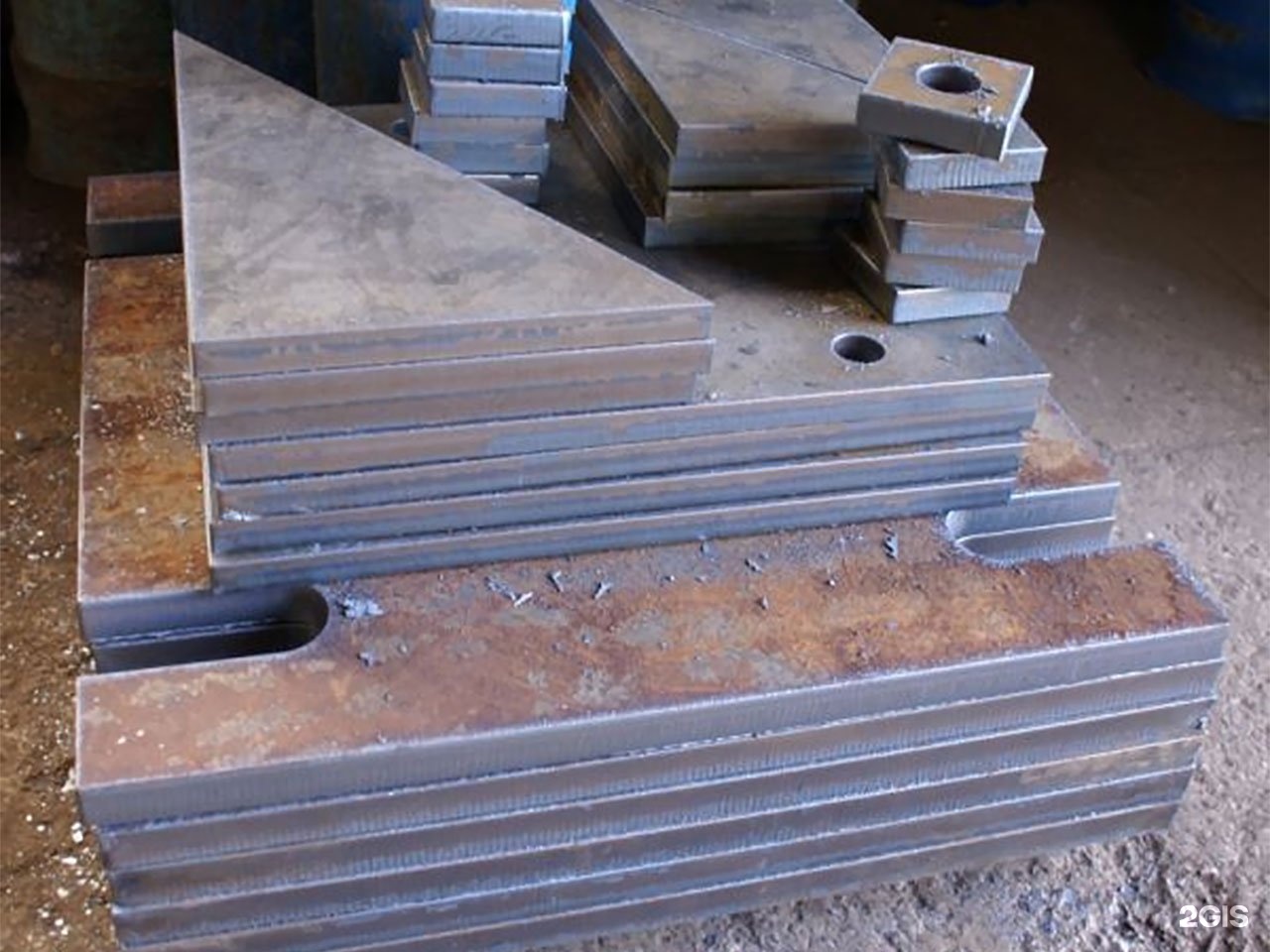 Металлические закладные пластины. Закладная 250х250х10. Металлические закладные пластины. Закладная пластина 150х150. Закладная деталь 200х200мм из листа 5мм с отверстиями.