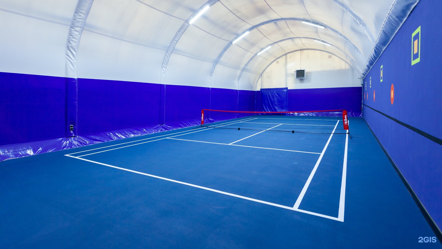Теннисный корт краснодар. Школа тенниса Краснодар сетбол. Спортивный зал теннис. Теннисный корт в школе.