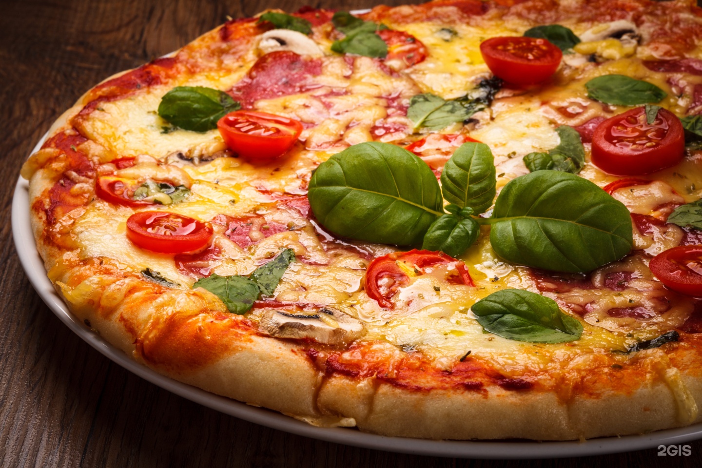 Кафе пицца телефон. Итальянская пицца. Итальянская пиццерия. Пицца с помидорами. Пицца в ресторане.
