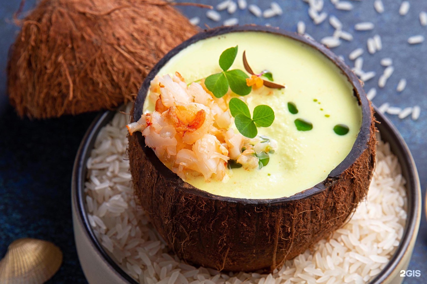 Рецепт кокосового карри. Суп в кокосе. Кокосовый карри суп. Блюда из кокоса в ресторане. Суп из Камчатского краба.
