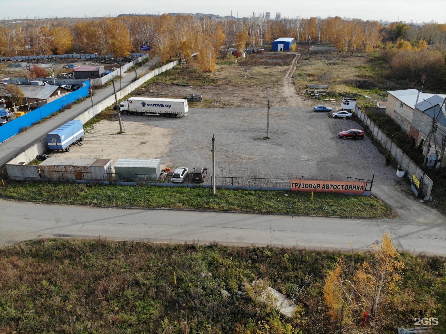 Правила остановки транспортного средства. Охранник на грузовую стоянку. Пандус паркинга. Заезд в гараж на автодроме. Правила парковки на повороте.