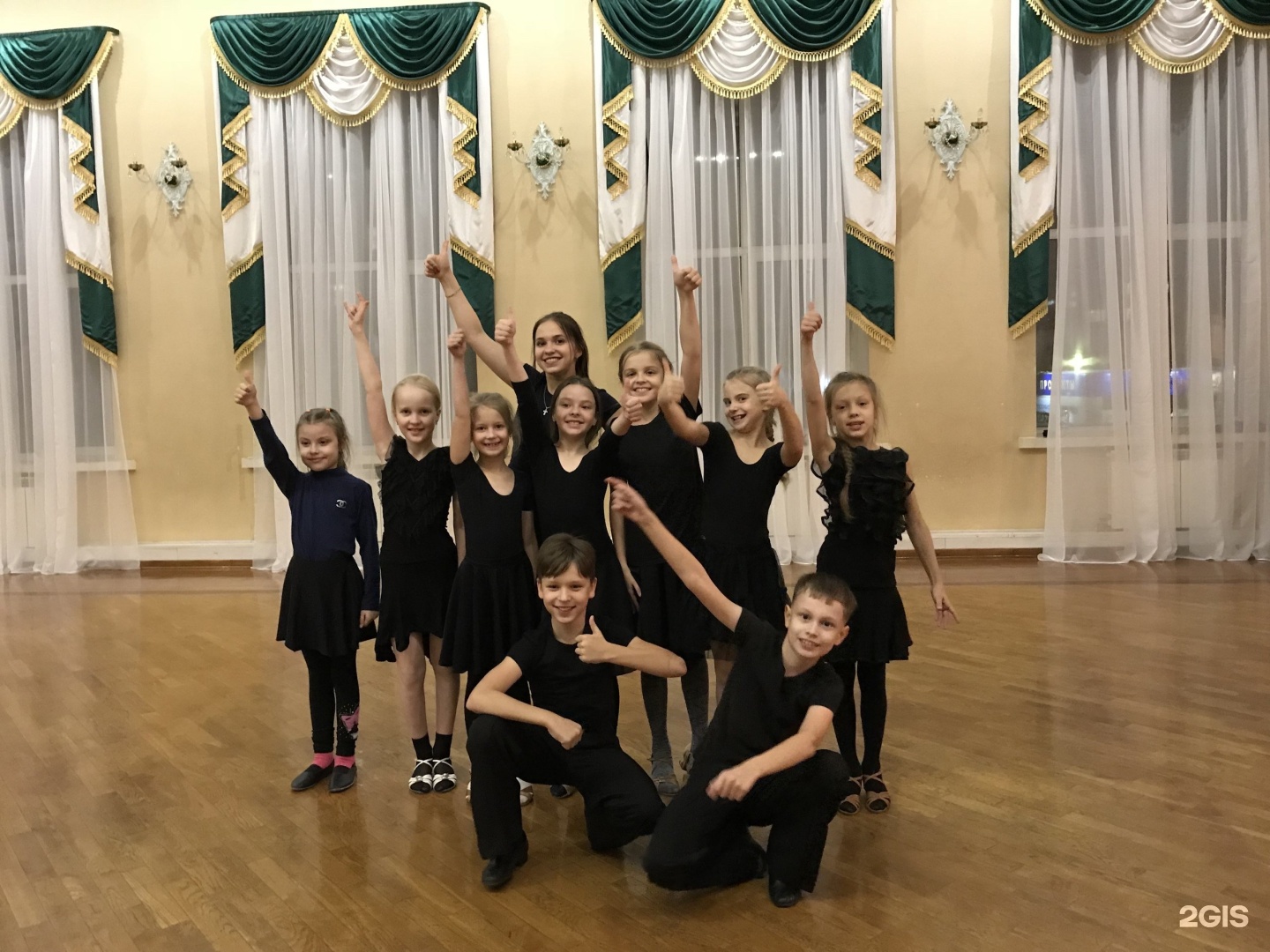 Школа танцев омск. Танцы в Омске для детей. Танцы в Омске Сошкина. Фреска Омск школа танцев.