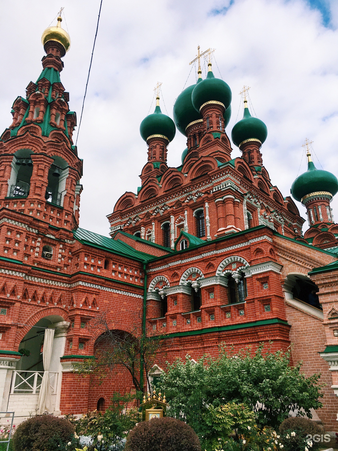 Подворья патриарха москвы. Храм Живоначальной Троицы в Останкино. Храм Троицы Живоначальной в Останкине Рождество. Храм Живоначальной Троицы Останкинская усадьба. Храм Троицы Живоначальной в Останкине икона Божией матери.