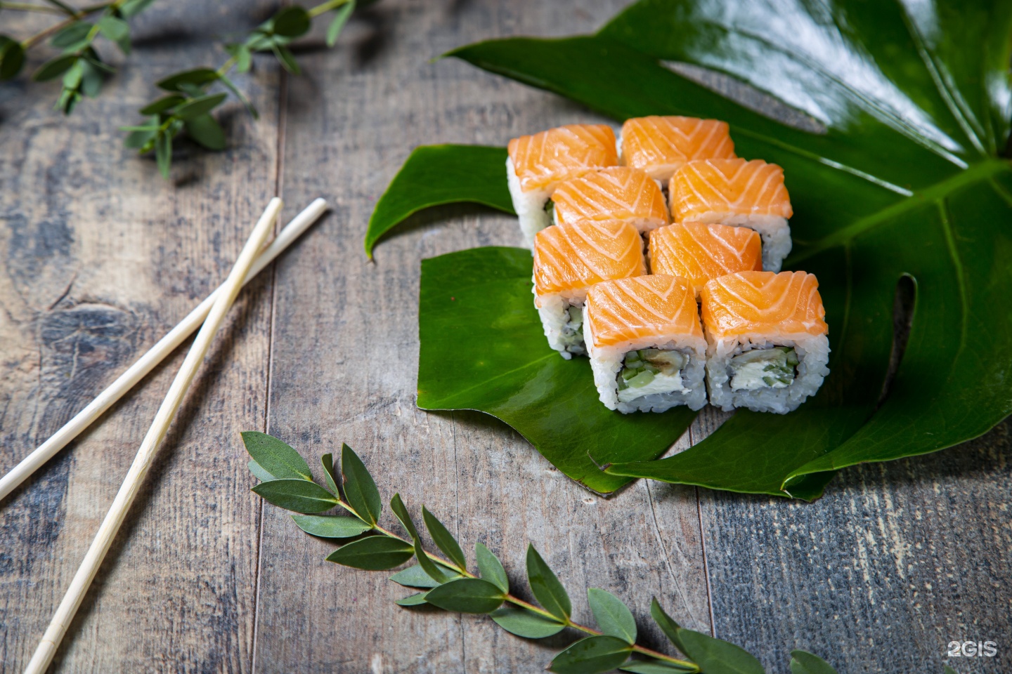 Сочные роллы. Вкусные суши Обломов. Съел бы сам. Роллы маки обои на рабочий стол.