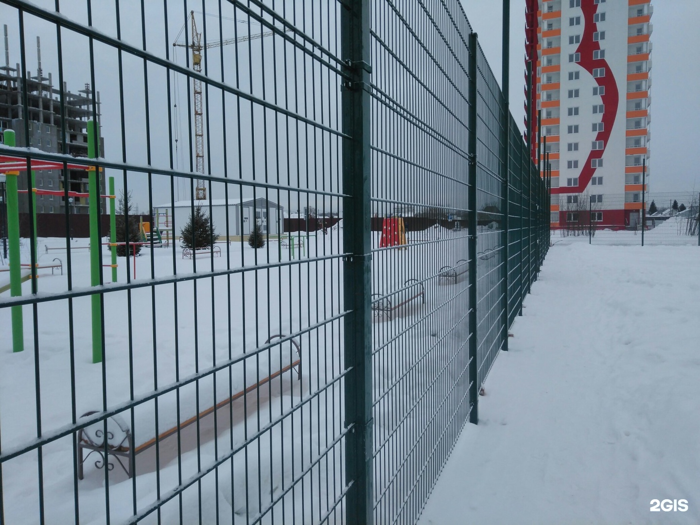 Забор красный проспект Новосибирск. Калинина забор Новосибирск.