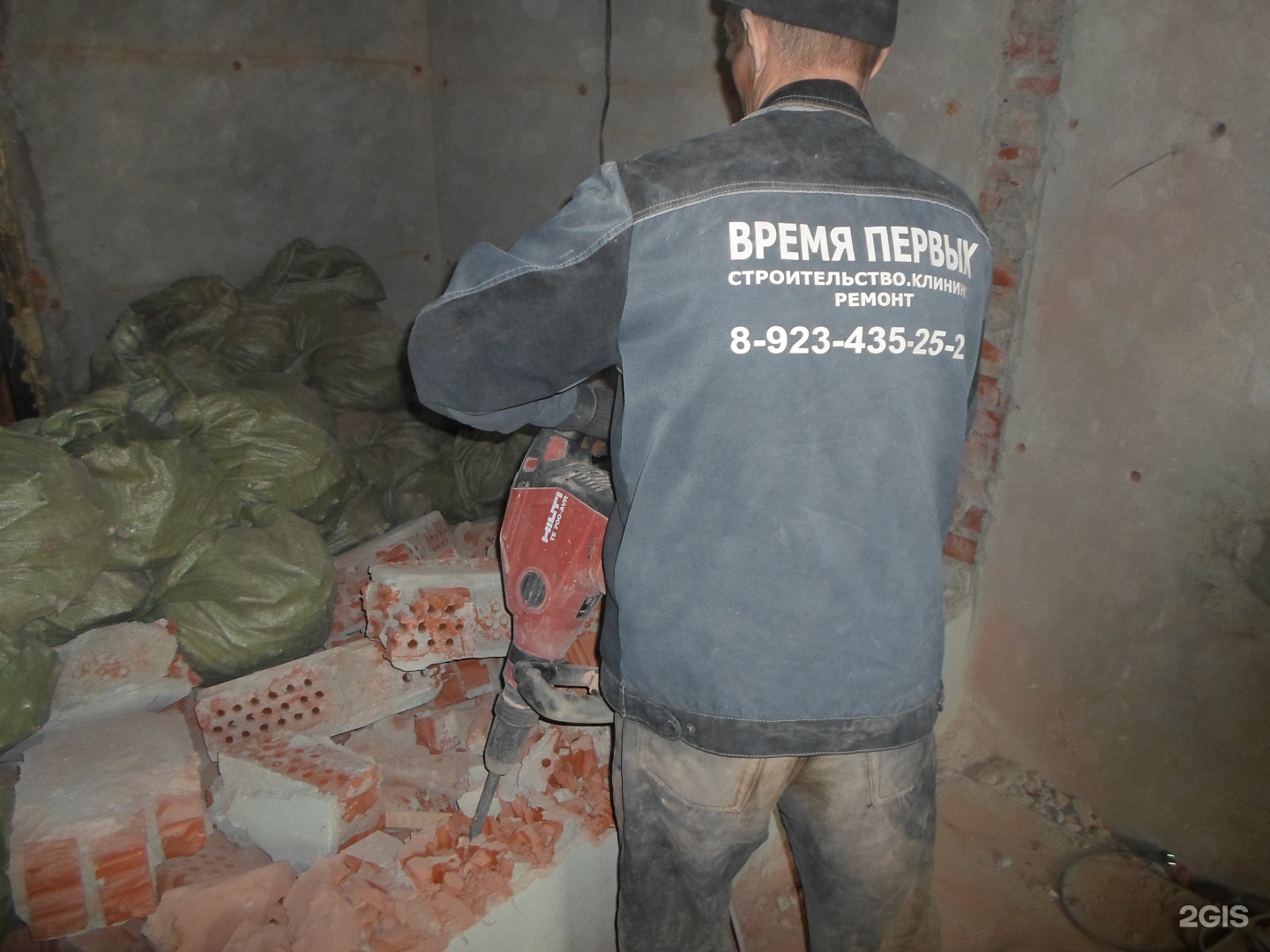 демонтируемый участок стены. уйутней ремонт обзор. демонтаж деревянных стен и перекрытий. демонтаж стен. демонтаж фундамента экскаватором.