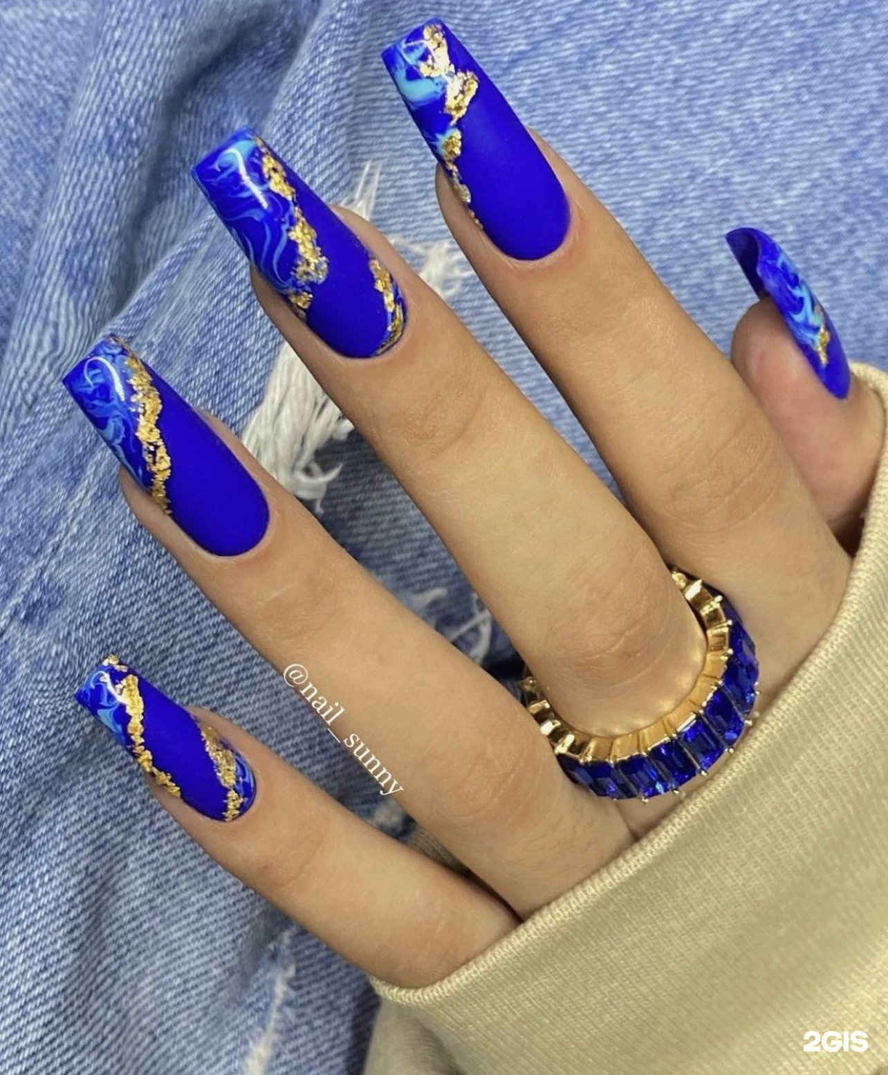 Лак кошачий глаз и ультрамарин. Ногти синий золотой. Синие ногти маникюр с золотом. Ногти синие с золотом. Маникюр синий с золотом.