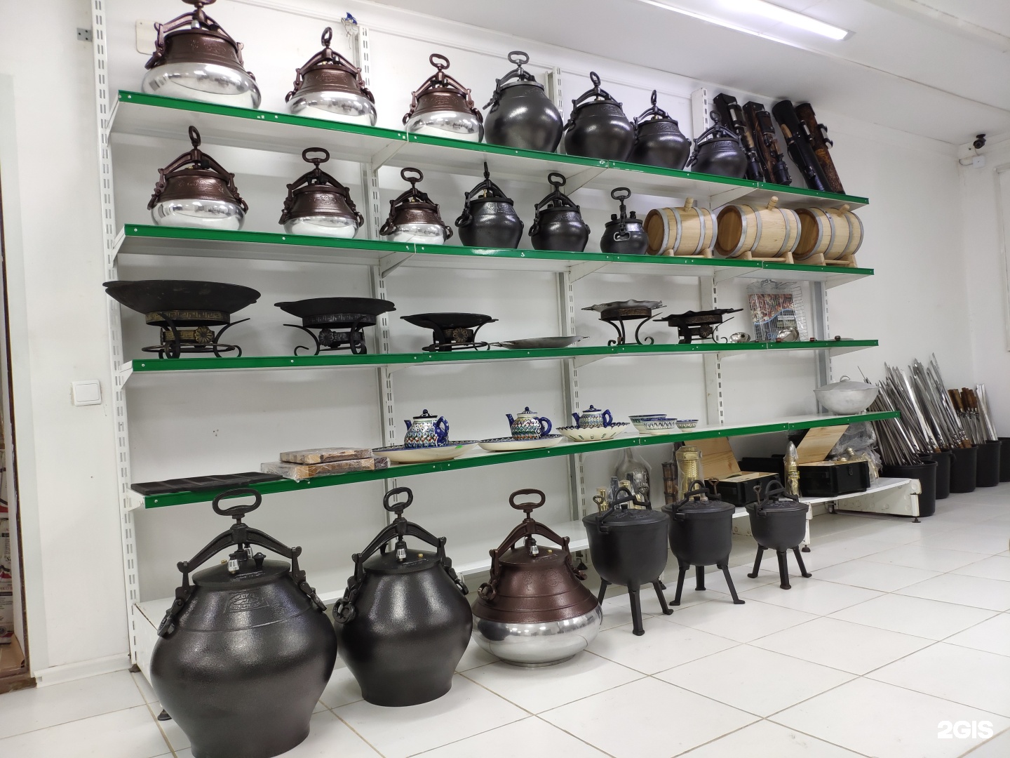 Магазины чугунных. Магазин казанов. Магазин чугунной посуды калуга. Магазин посуды псков. Чугунная посуда премиум.