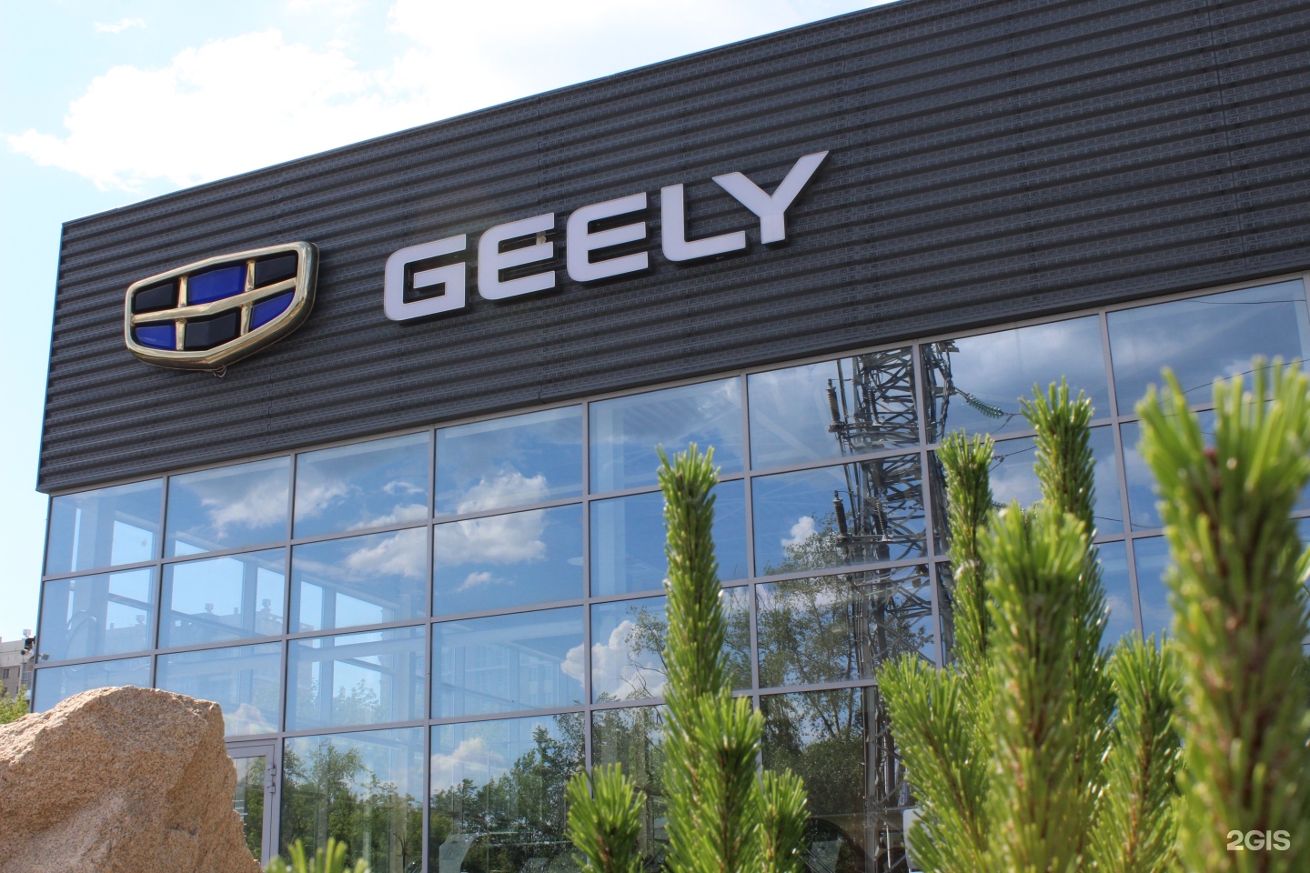 Дилеры джили в челябинске. Дилерский центр Geely. Джили Челябинск. Автосалон Geely Курск.