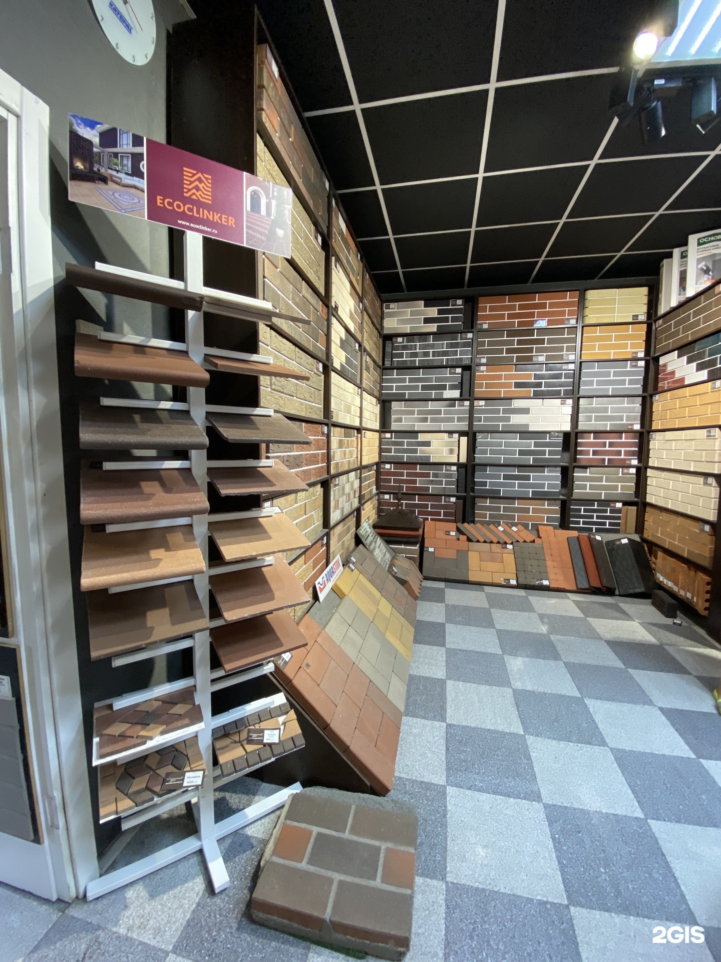 Терраса из красного кирпича. Кирпичный двор волгодонск. Кирпичный дворик судогда. Старинный кирпичный забор. Кирпичный дворик.