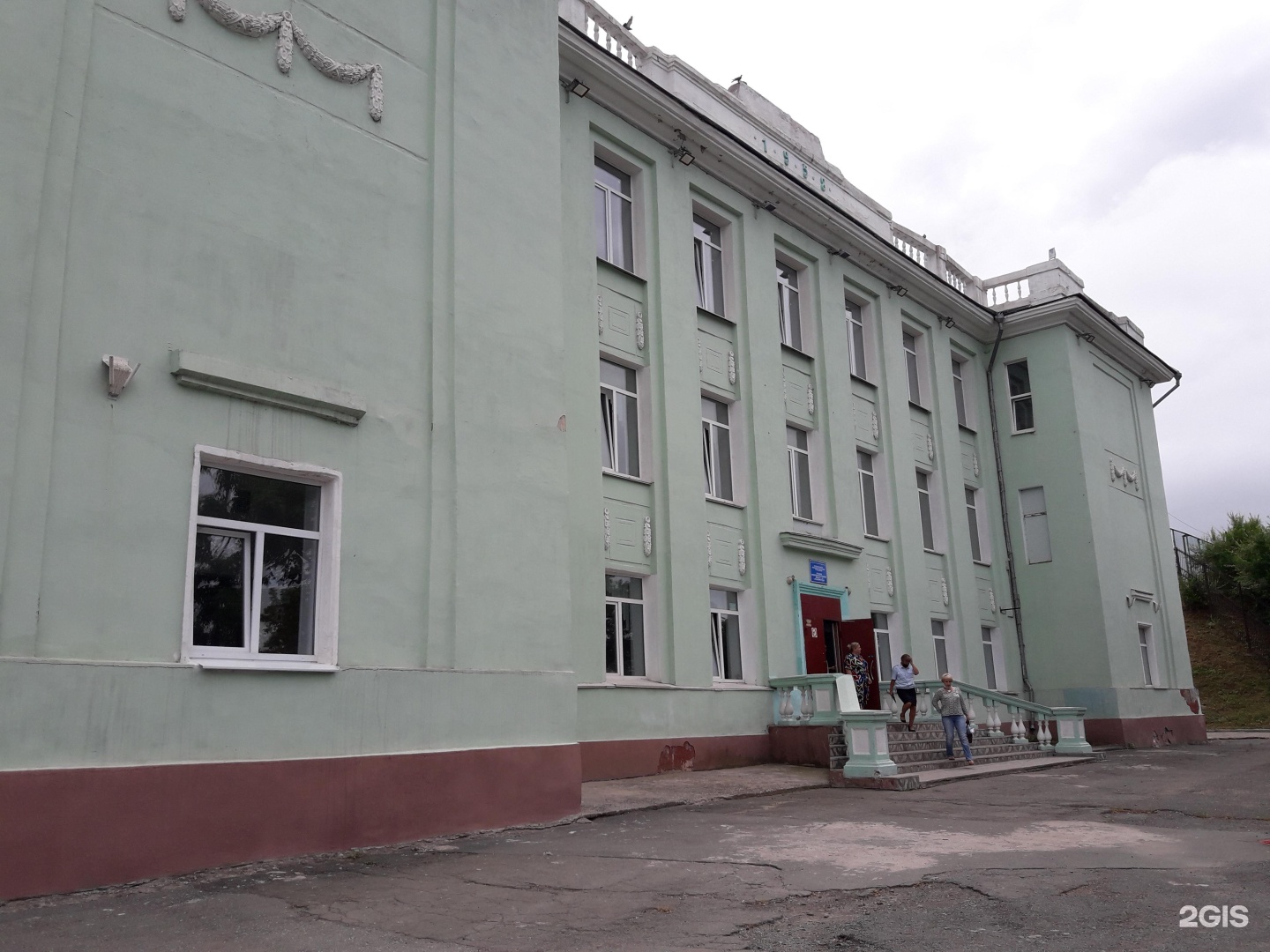 Школа 32 владивосток. Старая школа. Старая школа новая школа. Калинина 153 Владивостока фото.