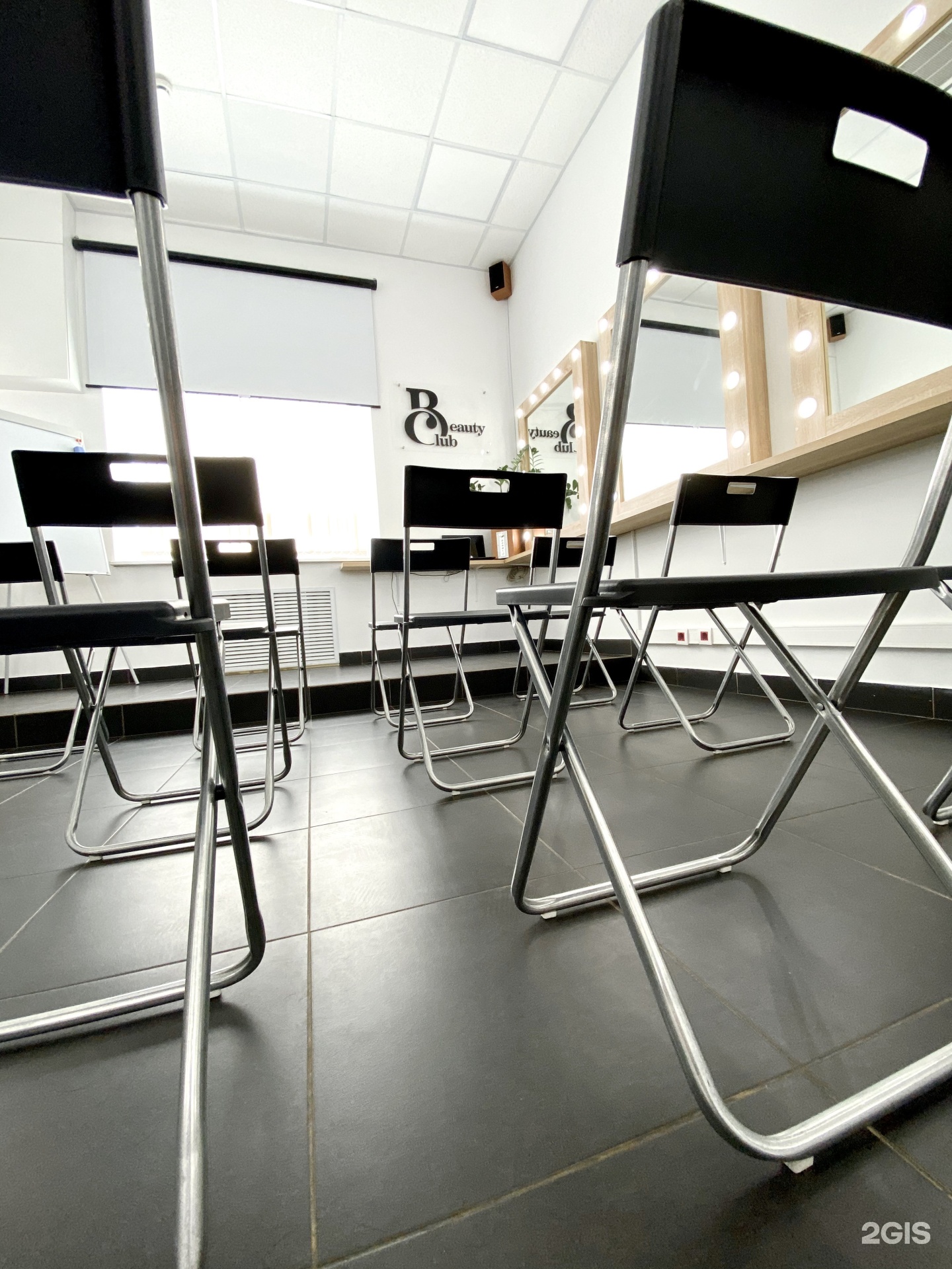 Студия кп. Аудитория звукозаписи. Кухня дуб крафт золотой. Студия кп. Бьюти коворкинг павелецкая.