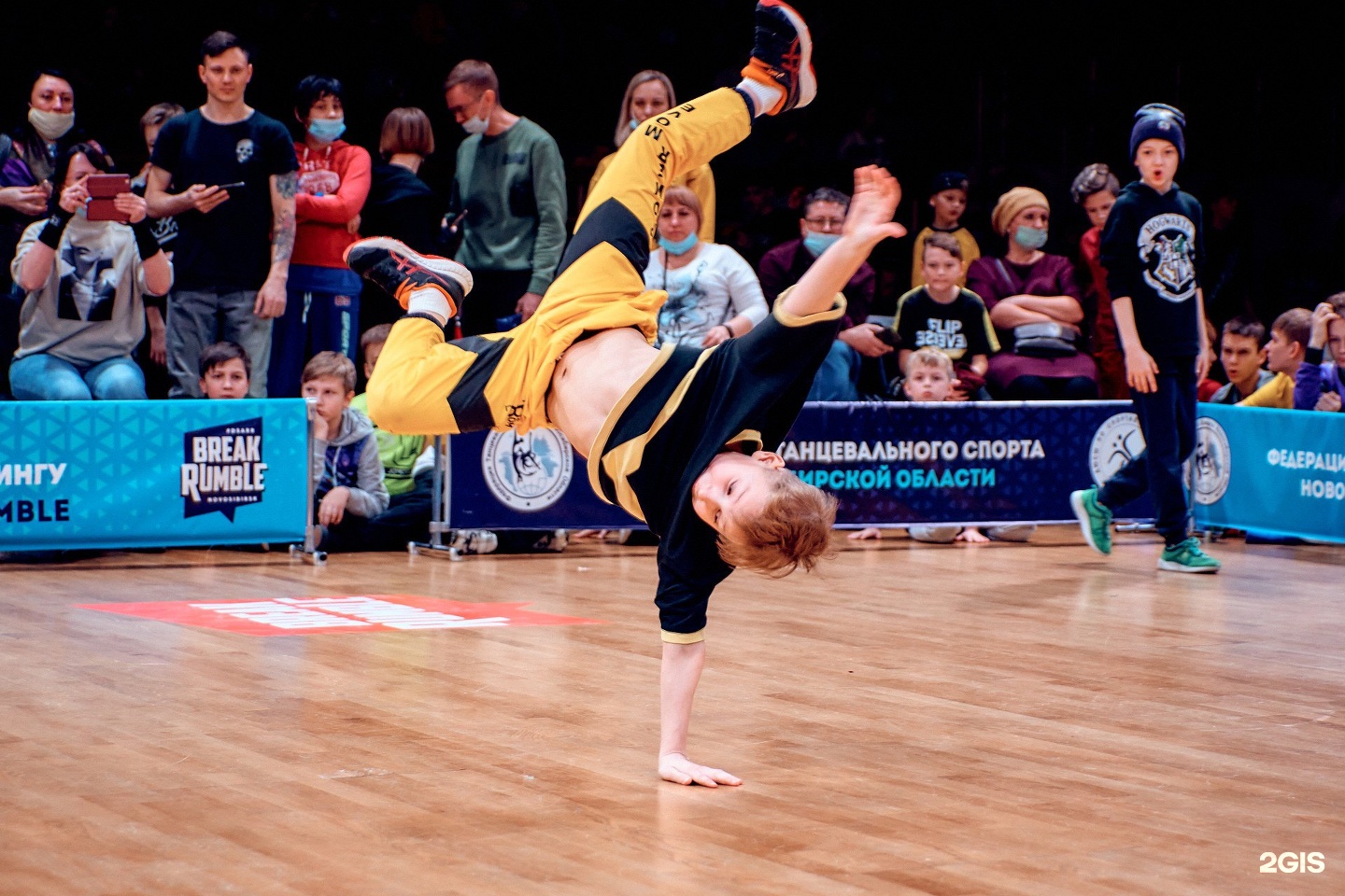 Бит танцы. Юнайтед бит ухта на тнт. Bit bombit томск. Эстрадный танцевальный ансамбль "сувенир". Бит танцы.