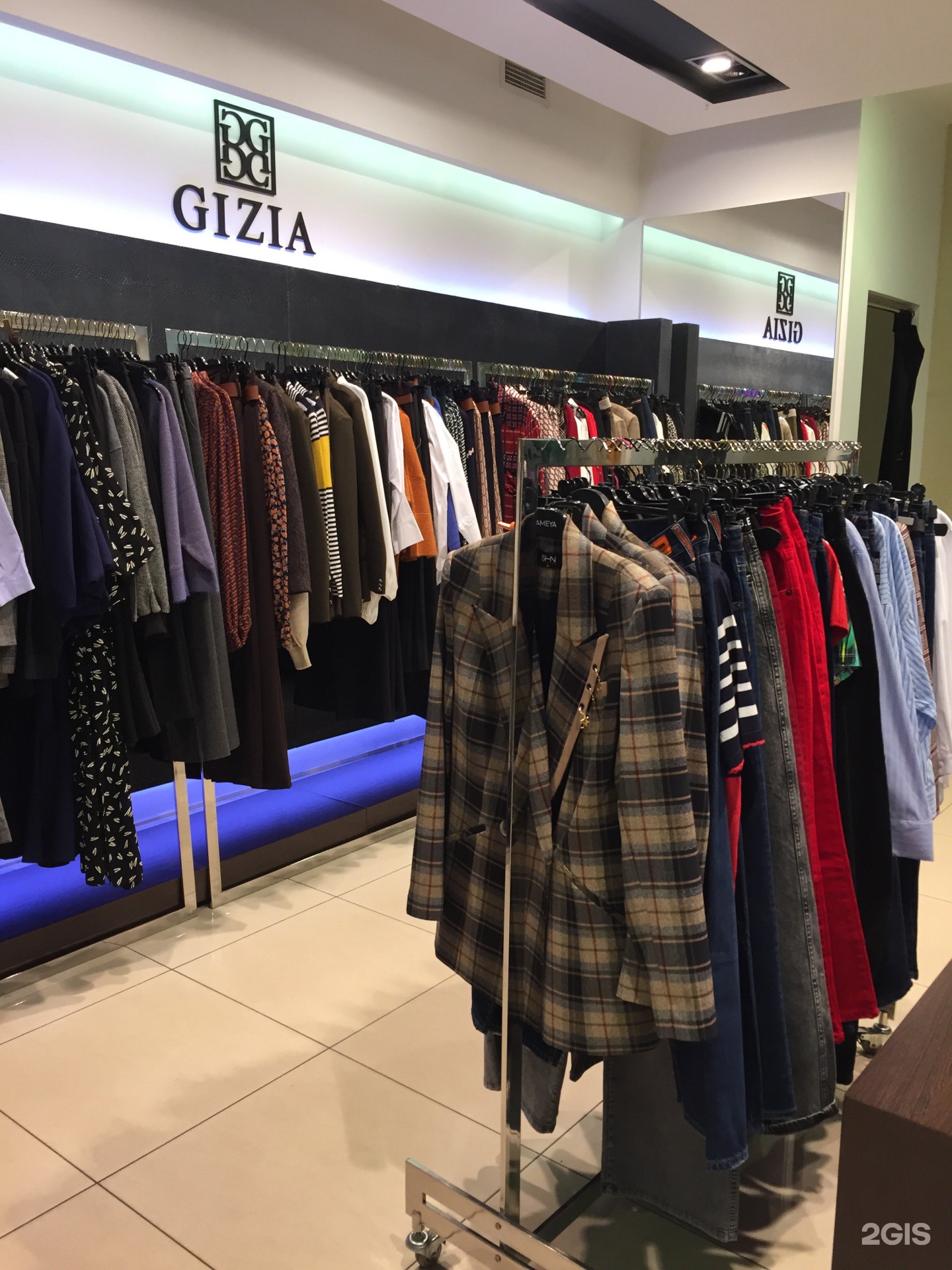 Дюссельдорф одежда омск. Салон софи. Фрунзе одежда. Фрунзе одежда. Торговый центр европейский владивосток бутики одежды.