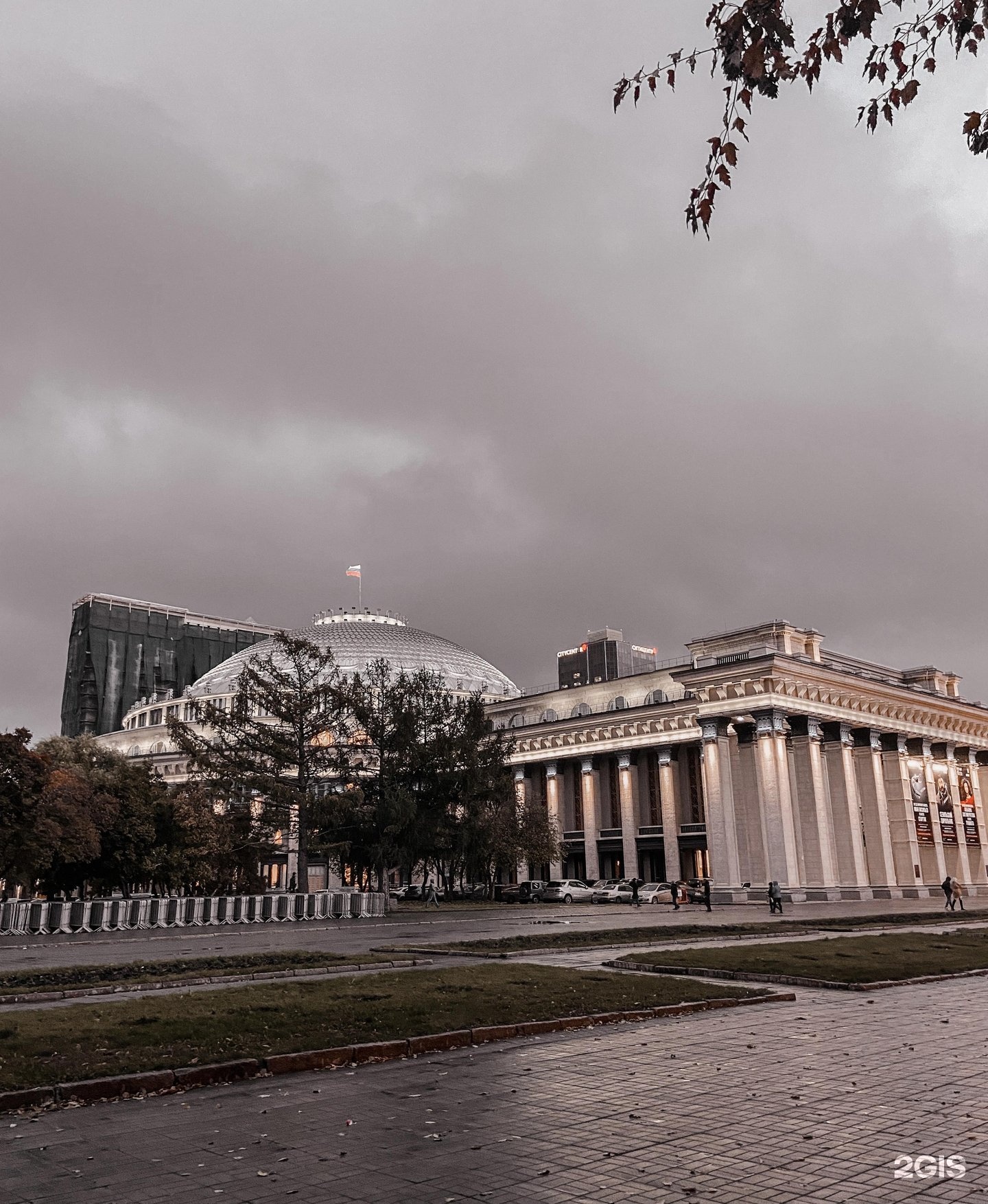 Сайт новосибирского оперного театра. Оперный театр Новосибирск. Новосибирский Академический театр оперы и балета. Новосибирск красный проспект 36 Новосибирский театр оперы и балета. Театр оперы и балета Новосибирск фото.