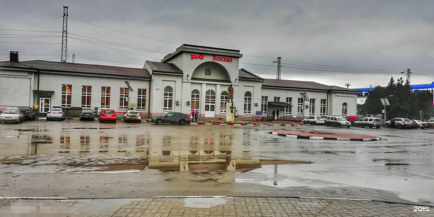 Жд батайск телефон. Железнодорожная станция Батайск. Ж.Д. вокзал Батайск. Старый вокзал Батайск. Вокзал Батайск площадь железнодорожников.