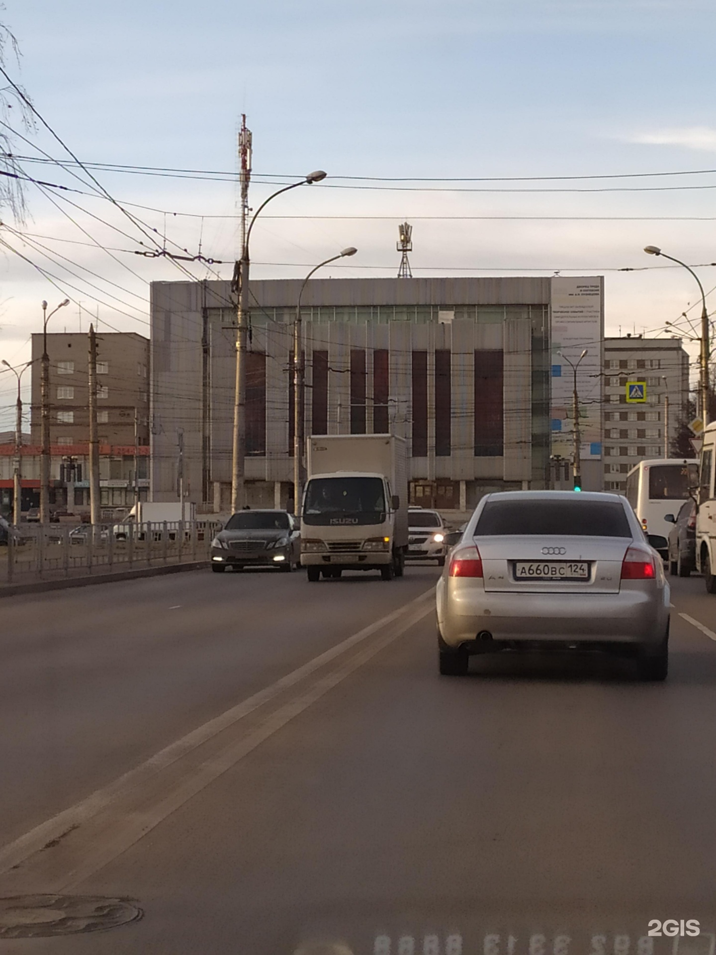 Металлургов 22 красноярск. Красноярск проспект Металлургов 22 дворец труда и согласия. Дворец труда и согласия. Красноярск проспект Металлургов зеленые медведи возле дворца труда.