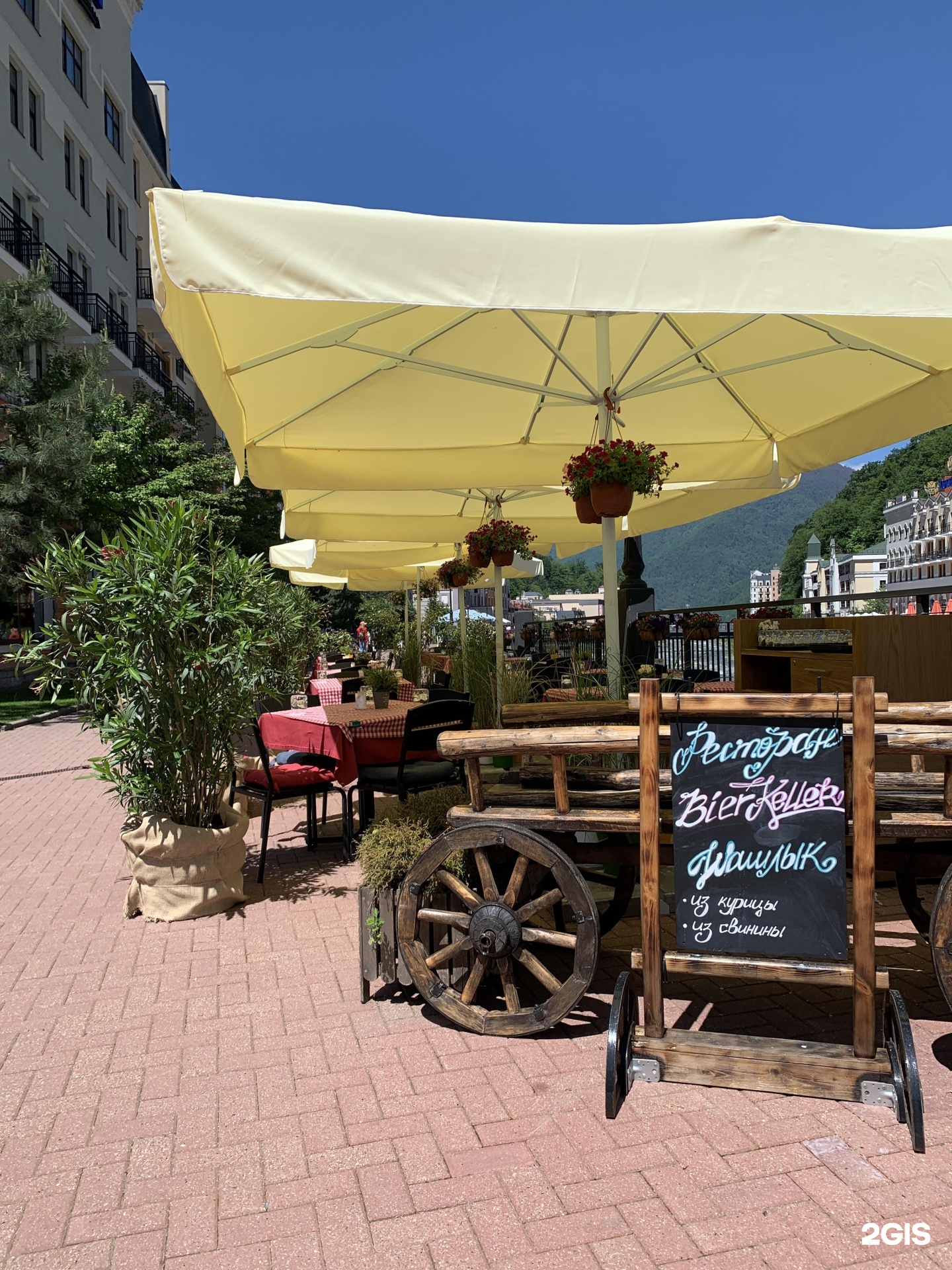 Набережная лаванда сочи. Летняя веранда ресторана Bierkeller Эсто садок. Имеретинская набережная кафе рестораны. Рекламные вывески роза Хутор ресторан «Bierkeller.