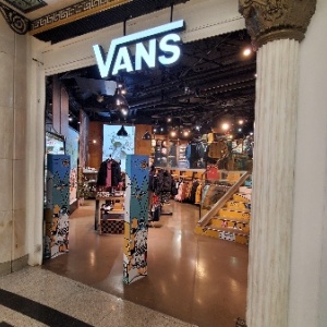 Фото от владельца Vans, фирменный магазин одежды и обуви