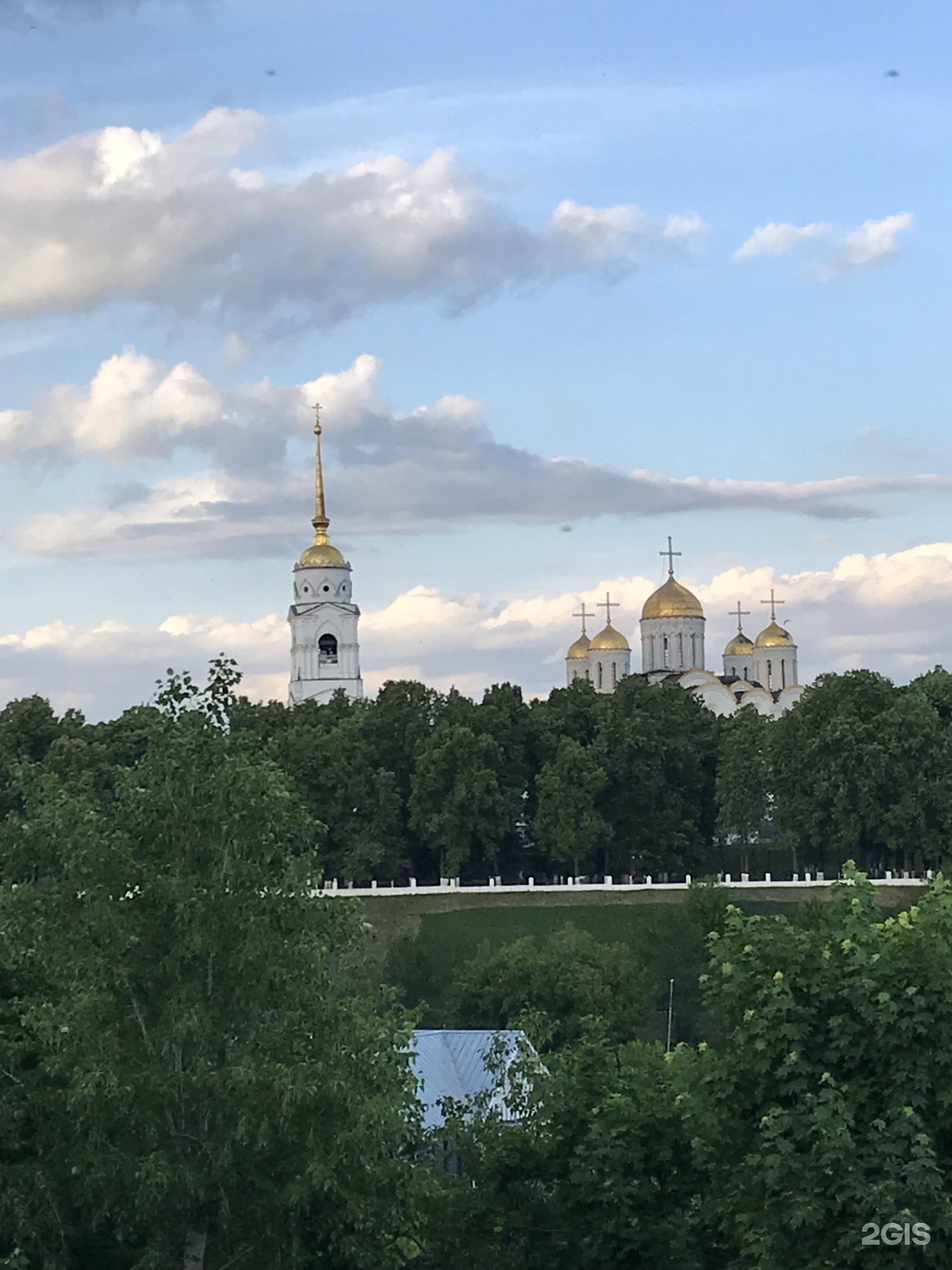 Успенский собор рядом с Волгой