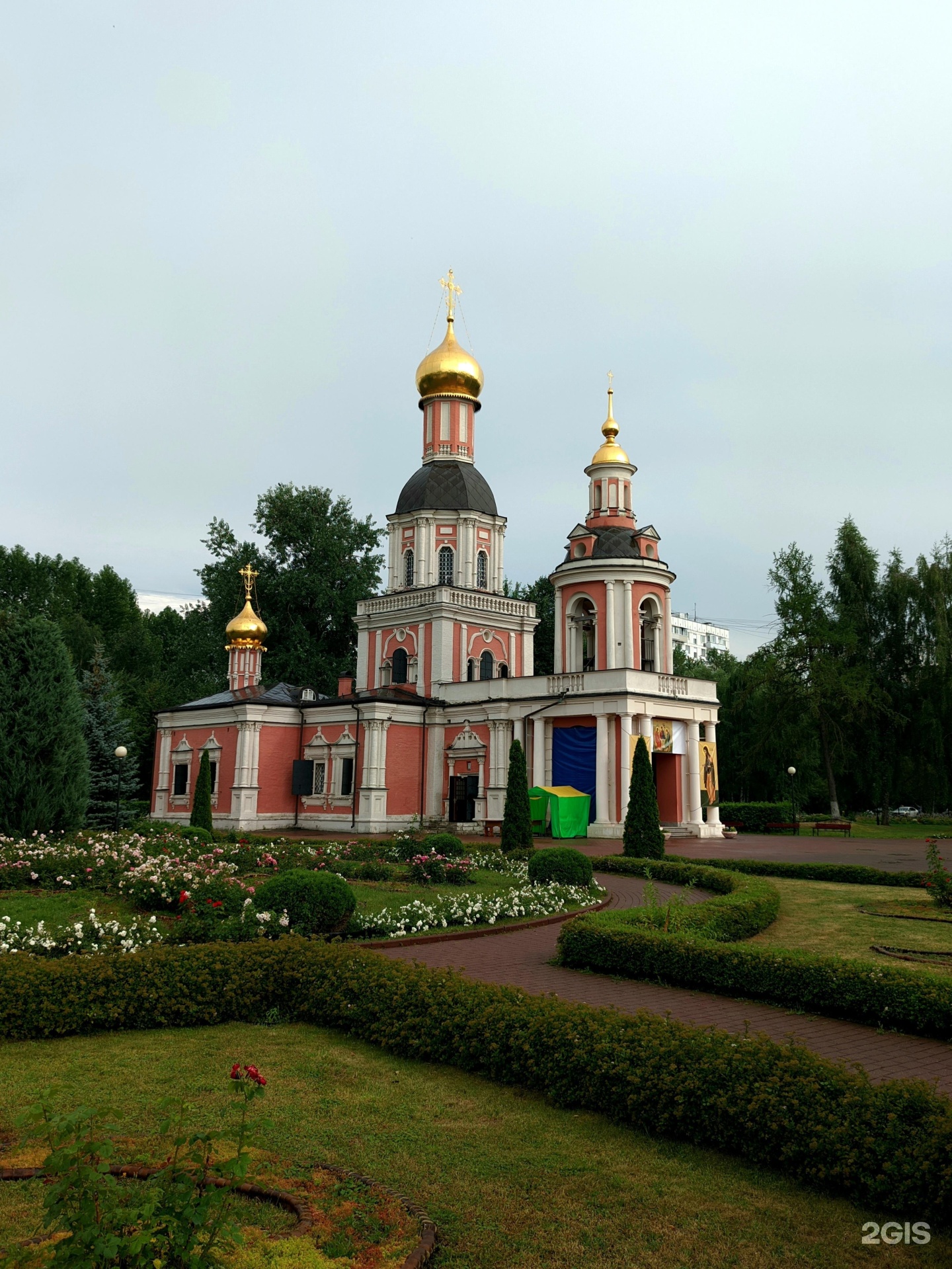 Храмы патриаршего подворья. Храм Живоначальной Троицы в Москве. Патриаршее подворье. Патриаршее подворье в Домодедово. Патриашие подворье в Мытищах.