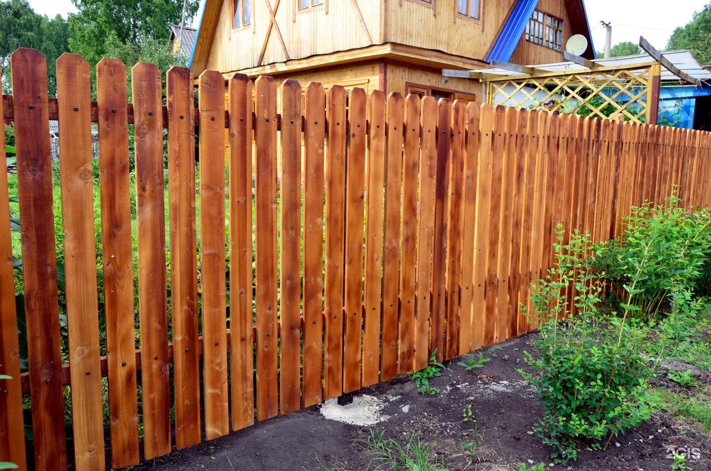 Сколько стоит метр деревянного забора. Деревянный забор. Забор из штакетника деревянного. Забор штакетник деревянный. Ограждение из штакетника деревянного.