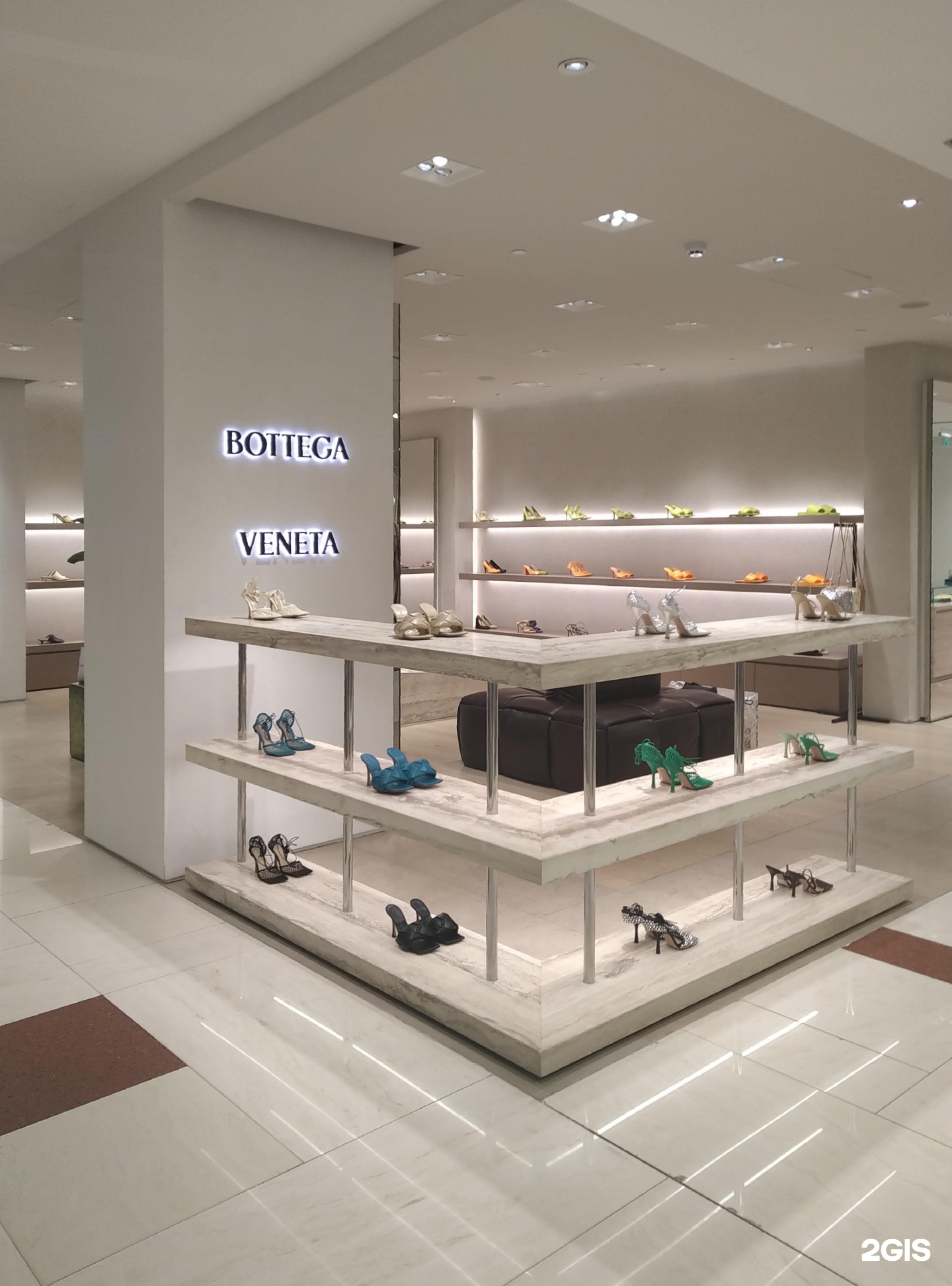 Buro цум ул петровка 2 меню. Бутик Bottega Veneta. Бюро ЦУМ logo. Мужские аксессуары ЦУМ. Buro Tsum.