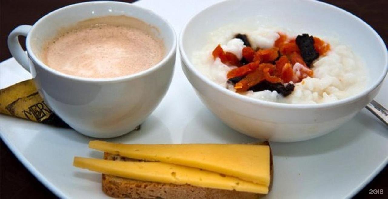 Завтрак каша какао. Каша на завтрак. Каша и кофе. Каша и бутерброд на завтрак. Завтрак с кофе и кашей.