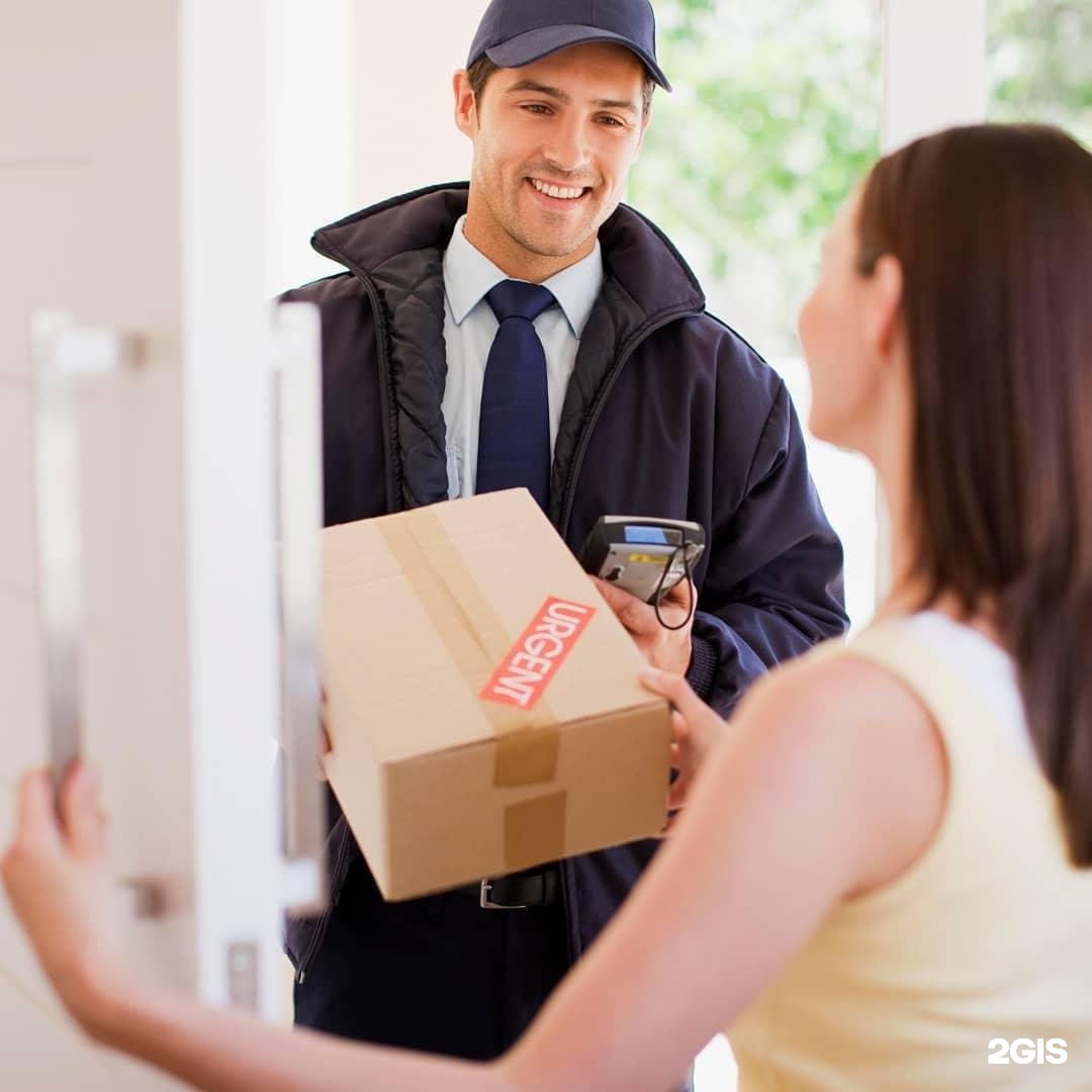 Курьер бежит с коробкой. Форма курьера. Курьер. Курьер на 3 часа. Доставщик на машине.