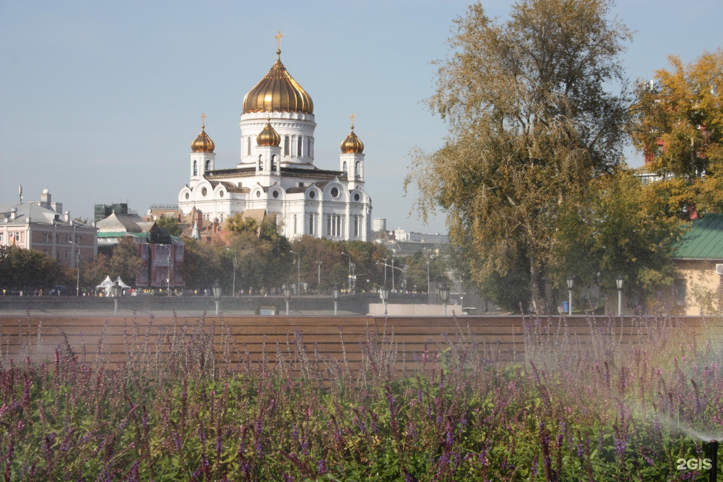 Парк у храма Христа Спасителя Москва