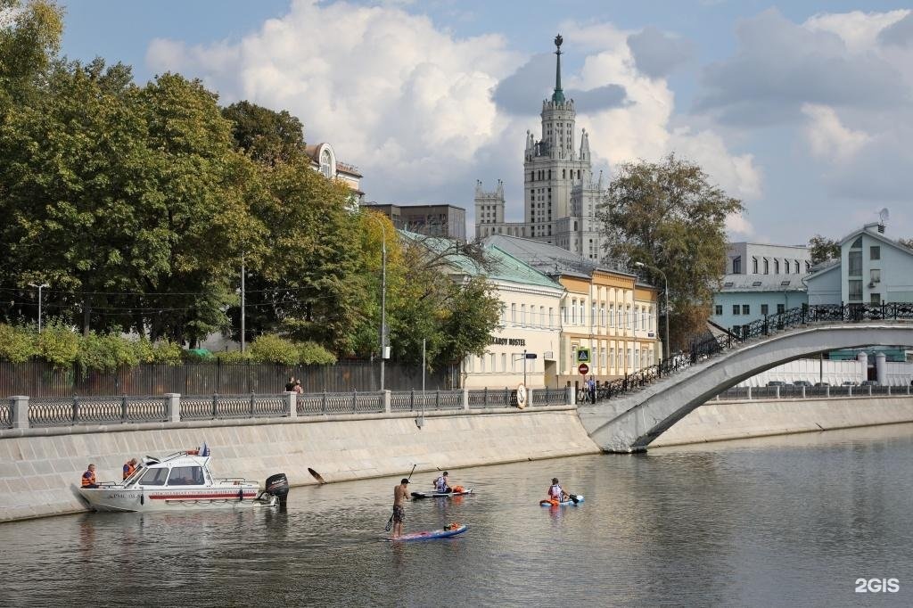 Водные объекты москвы. Водные объекты города Москвы. Болотная набережная Яузы рядом с убогим памятником Петру. Москва день города на воде.