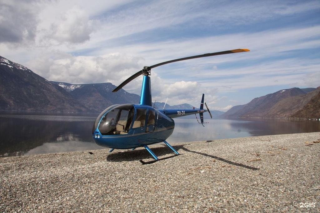 Вертолеты над озером. Вертолет Робинсон 66. Robinson r66 Алтай высотник. Телецкое озеро вертолет. Вертолет Робинсон Алтай.