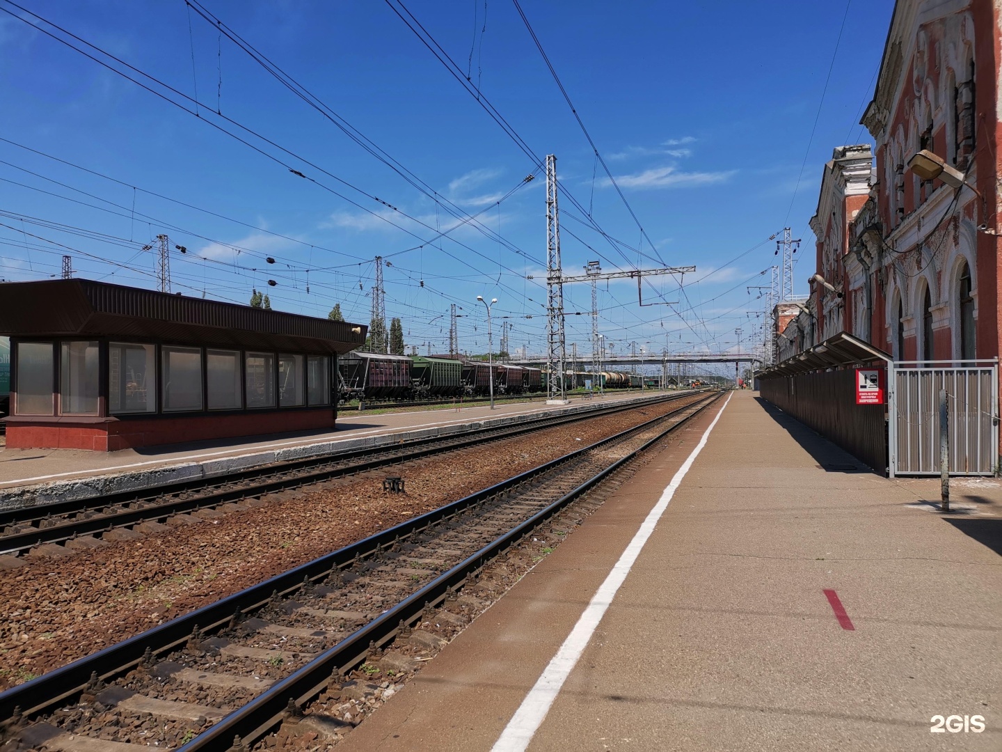 File:Tikhoretsk railway station vokzal from rails.jpg - Wikimedia Commons