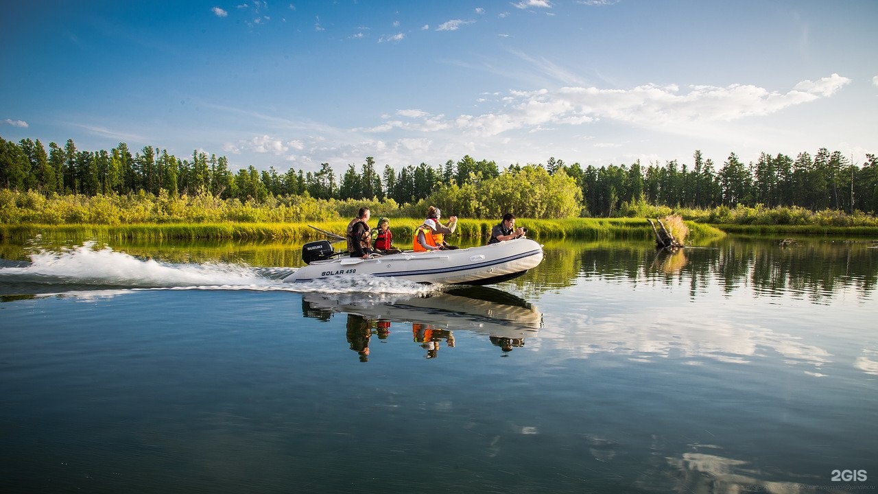 Лодка нднд на воде. Лодка Солар. Лодка ПВХ на реке. Карельская лодка. Надувная лодка на воде.