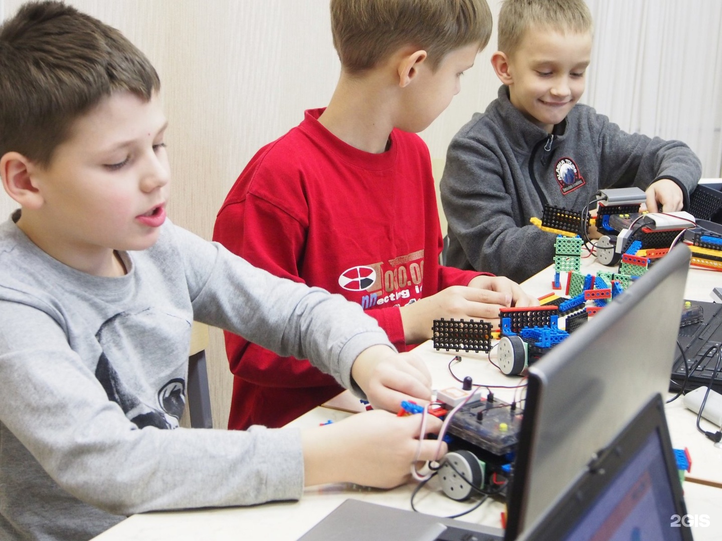 В кружке робототехники занимаются ученики разных классов. Робототехника для детей. Робототехника и программирование для детей. Робототехника в школе. Что такое робототехника для школьников.