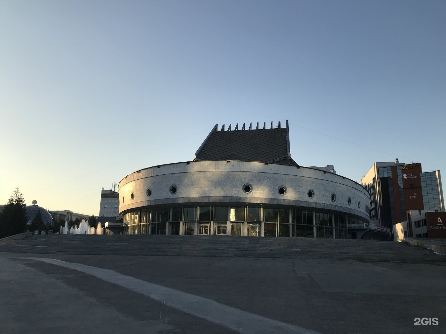 Сайт театра глобус новосибирск. Новосибирский Академический молодежный театр «Глобус». Театр Глобус Новосибирск зал. Театр Глобус Новосибирск фото. Театр Глобус Новосибирск ночью.