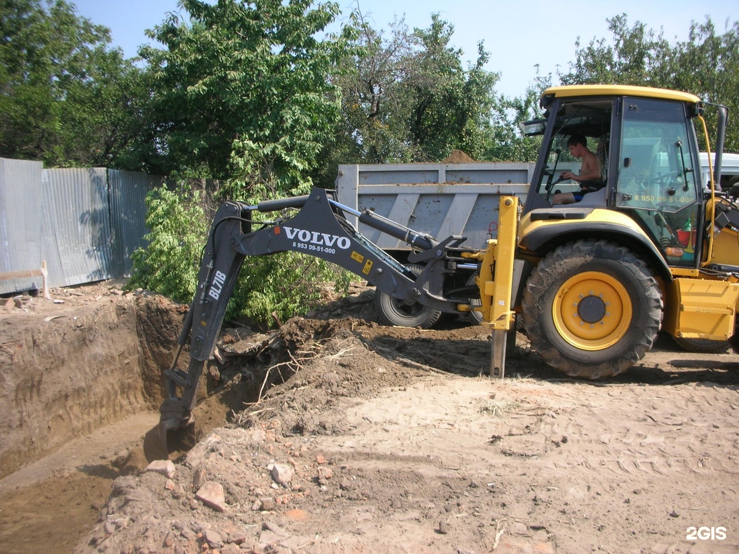 Копка траншеи экскаватором. Экскаватор погрузчик mst копает. Jcb 3cx траншея. Экскаватор jcb 3cx ковши. Трактор jcb планировщик.