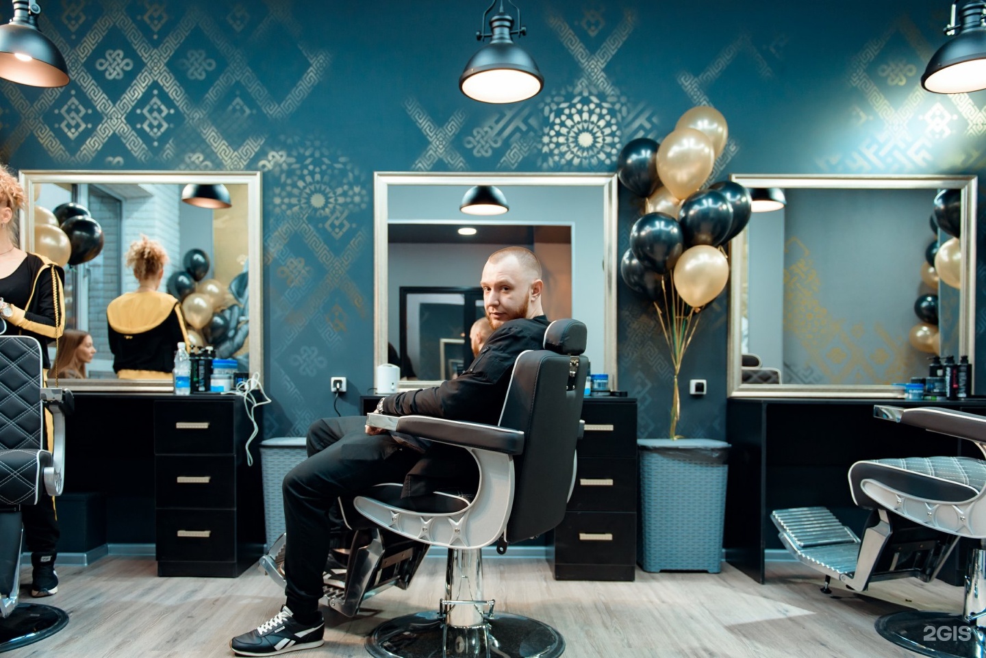 Исанова бишкек. Barbershop Бишкек. Барбершоп Бишкек. Лучший барбершоп Бишкек. Barbershop сине красный в Бишкеке.