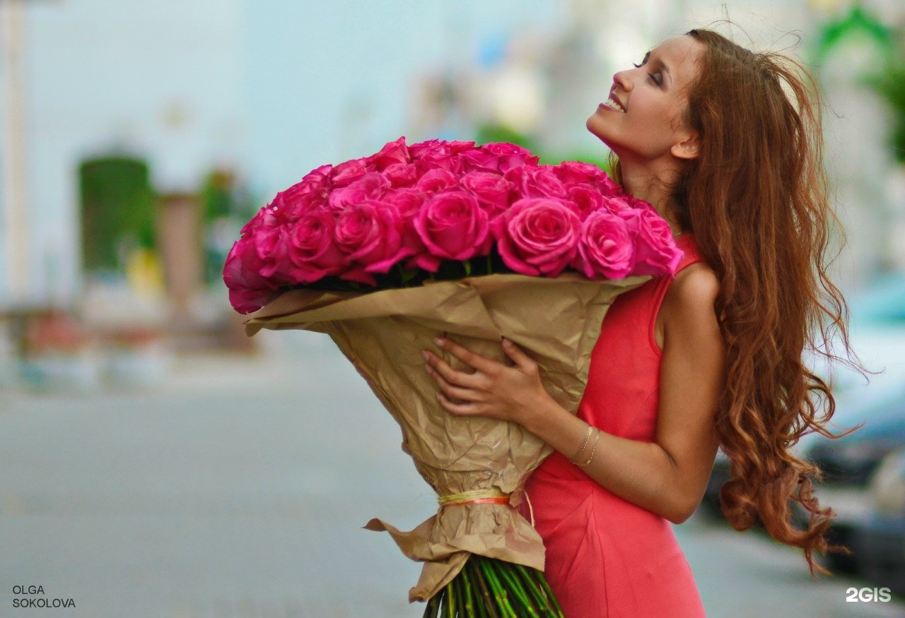 Доставка цветов тюмень недорого с бесплатной. Раздавать цветы. Девушка раздает цветы. Девушка с цветами на улице. Девушки с цветами Тюмень.