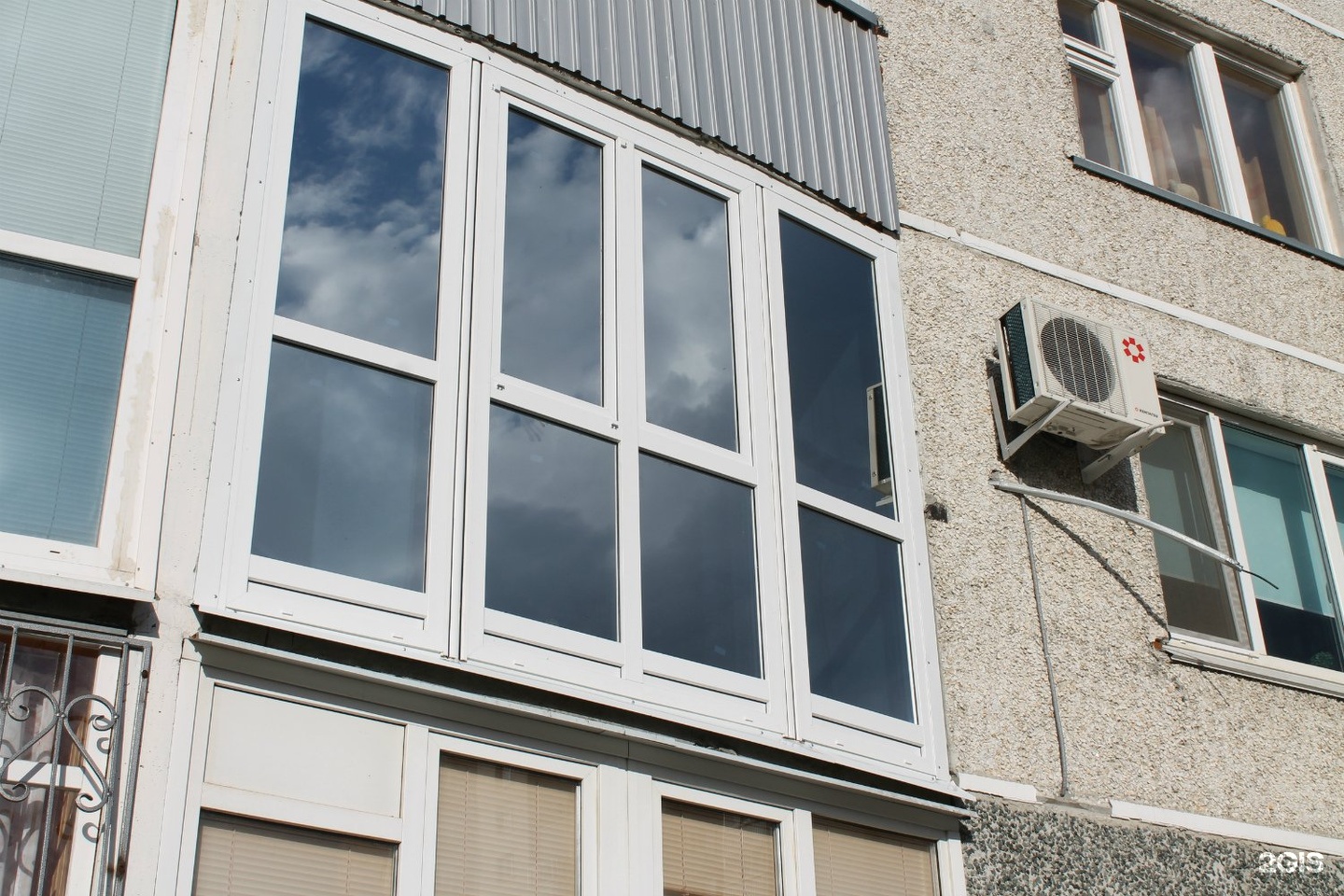 П-3 балконы организация. Центр балкон смоленск. Центр балкон сафоново. Отделка балкона под ключ. Обшивка лоджии вагонкой.